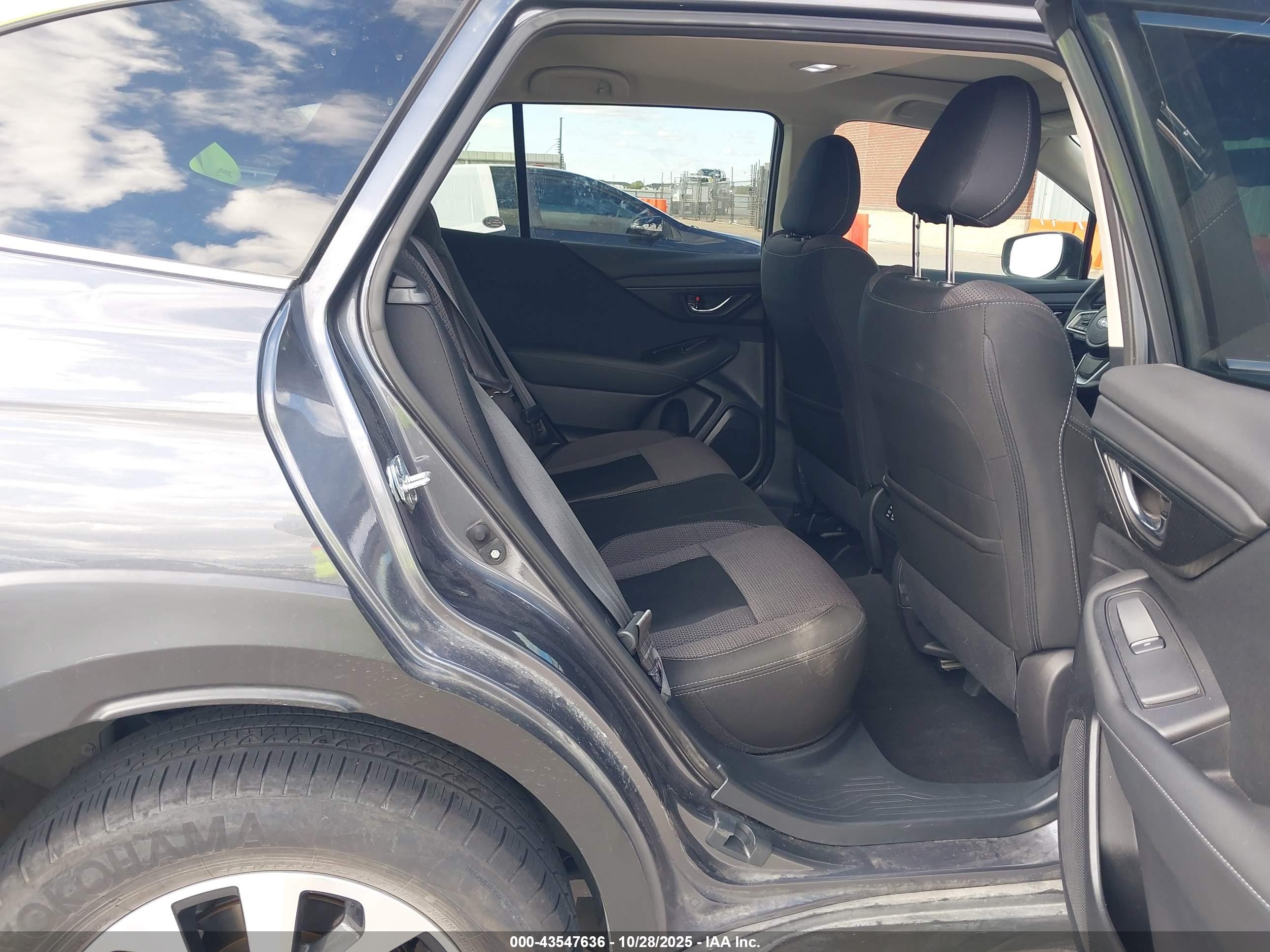 SUBARU OUTBACK image 8
