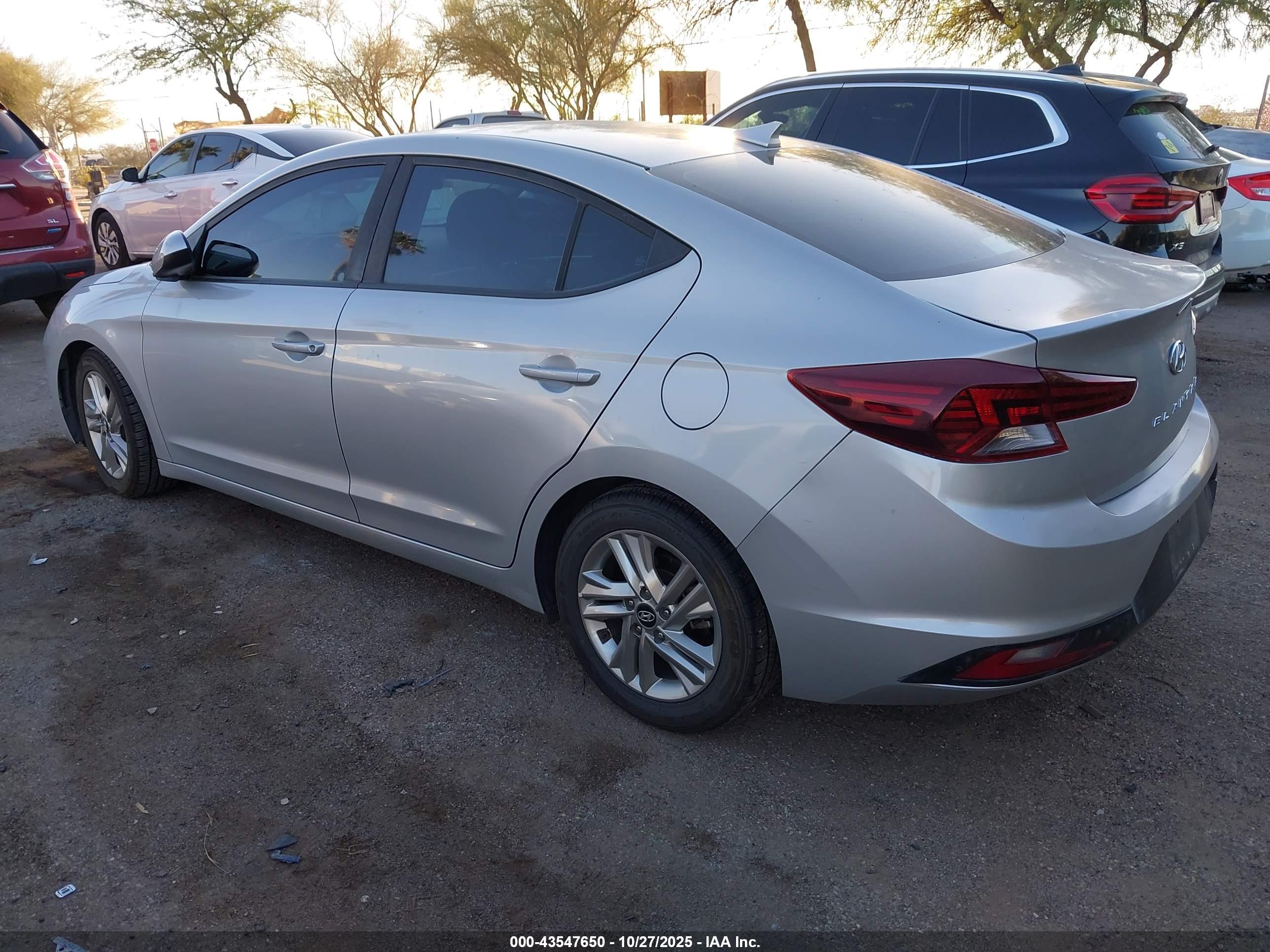 HYUNDAI ELANTRA image 3