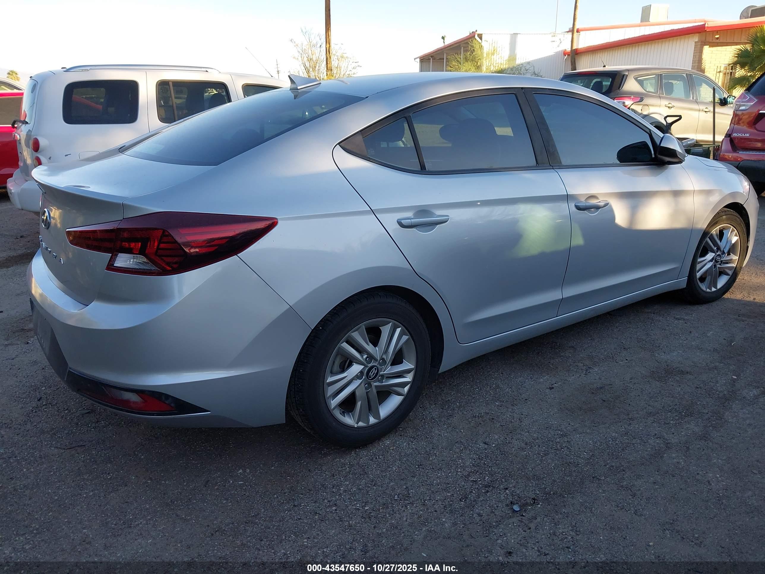 HYUNDAI ELANTRA image 4