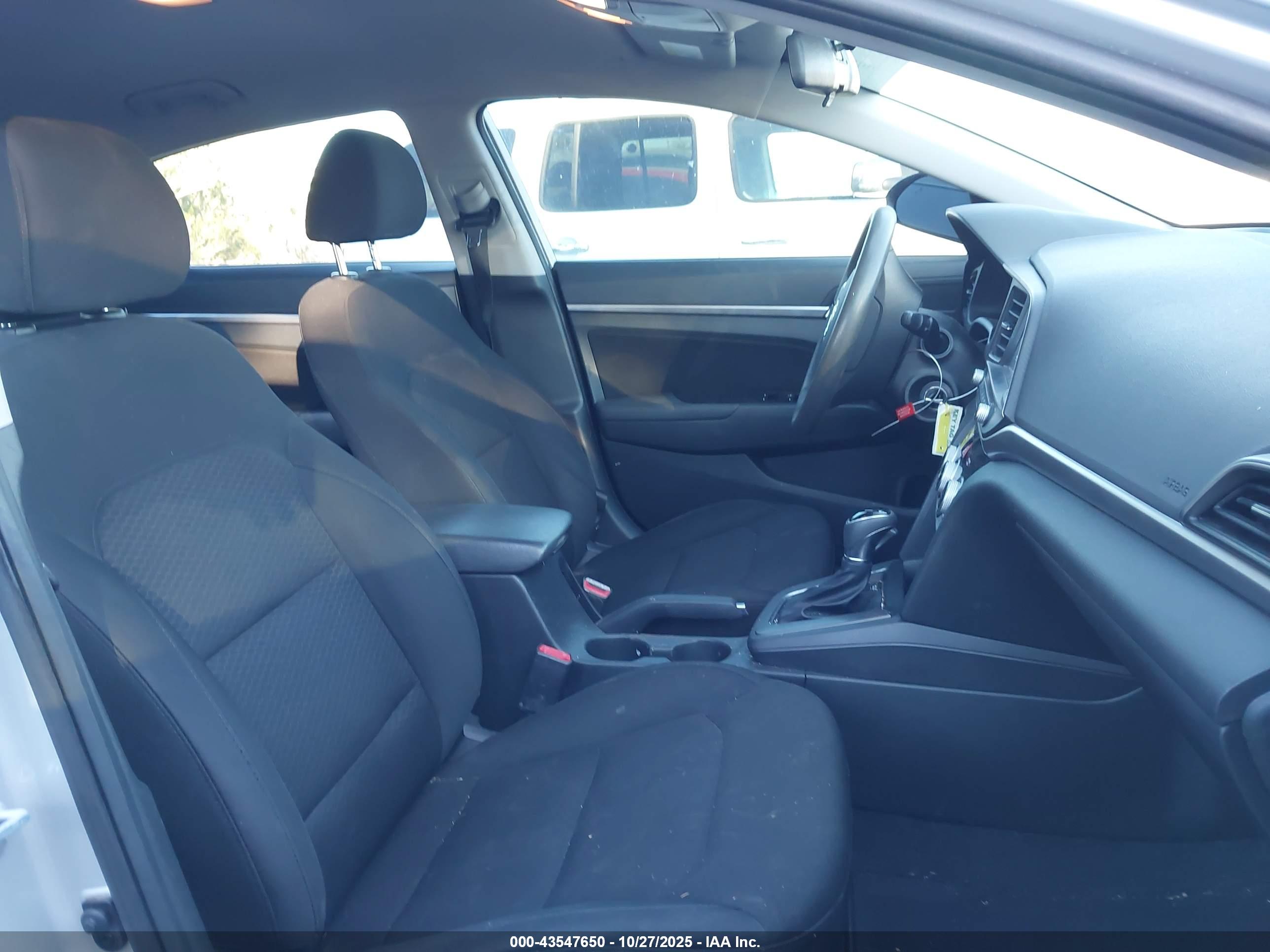 HYUNDAI ELANTRA image 5