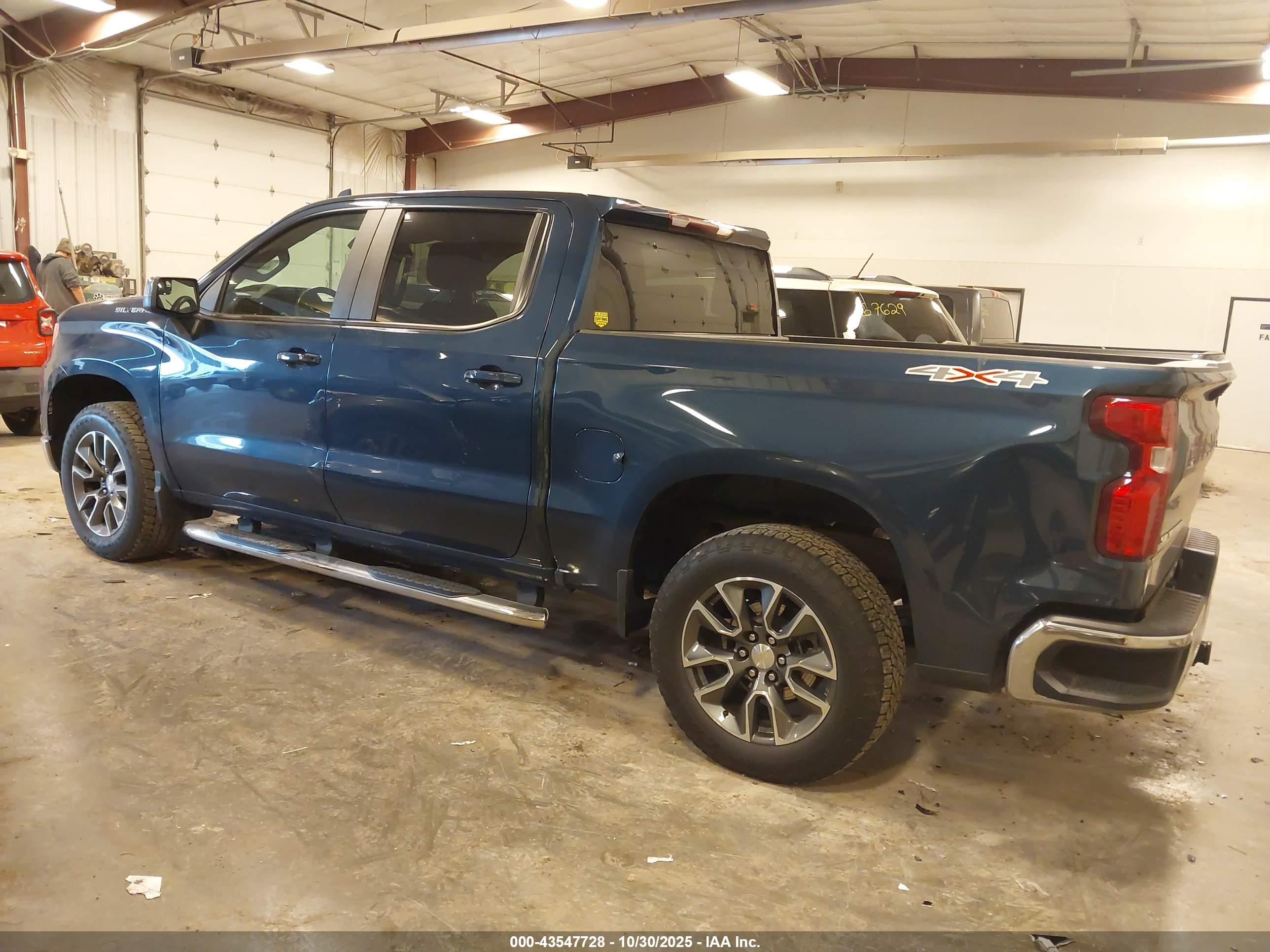 CHEVROLET SILVERADO image 3
