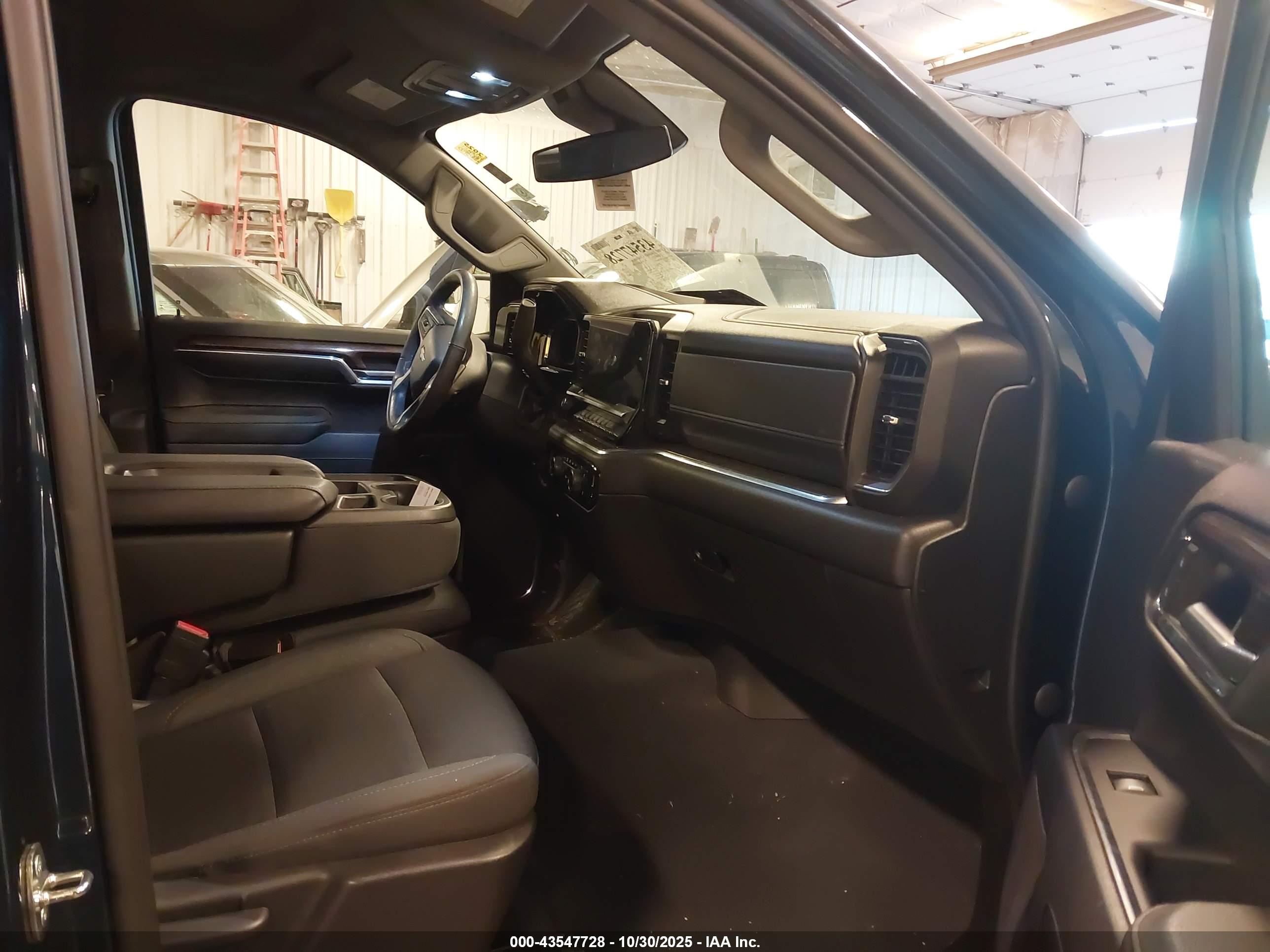 CHEVROLET SILVERADO image 5