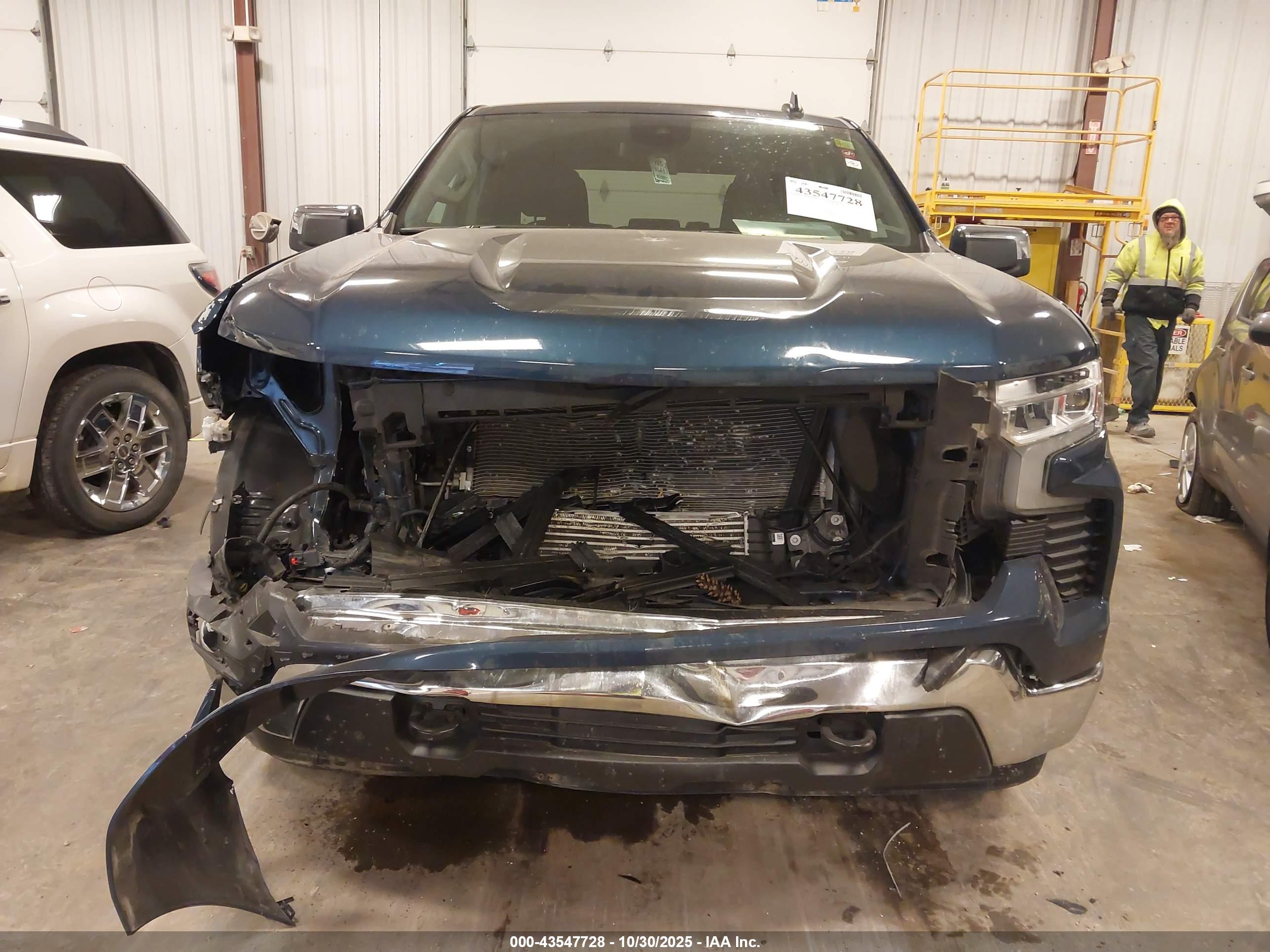 CHEVROLET SILVERADO image 6