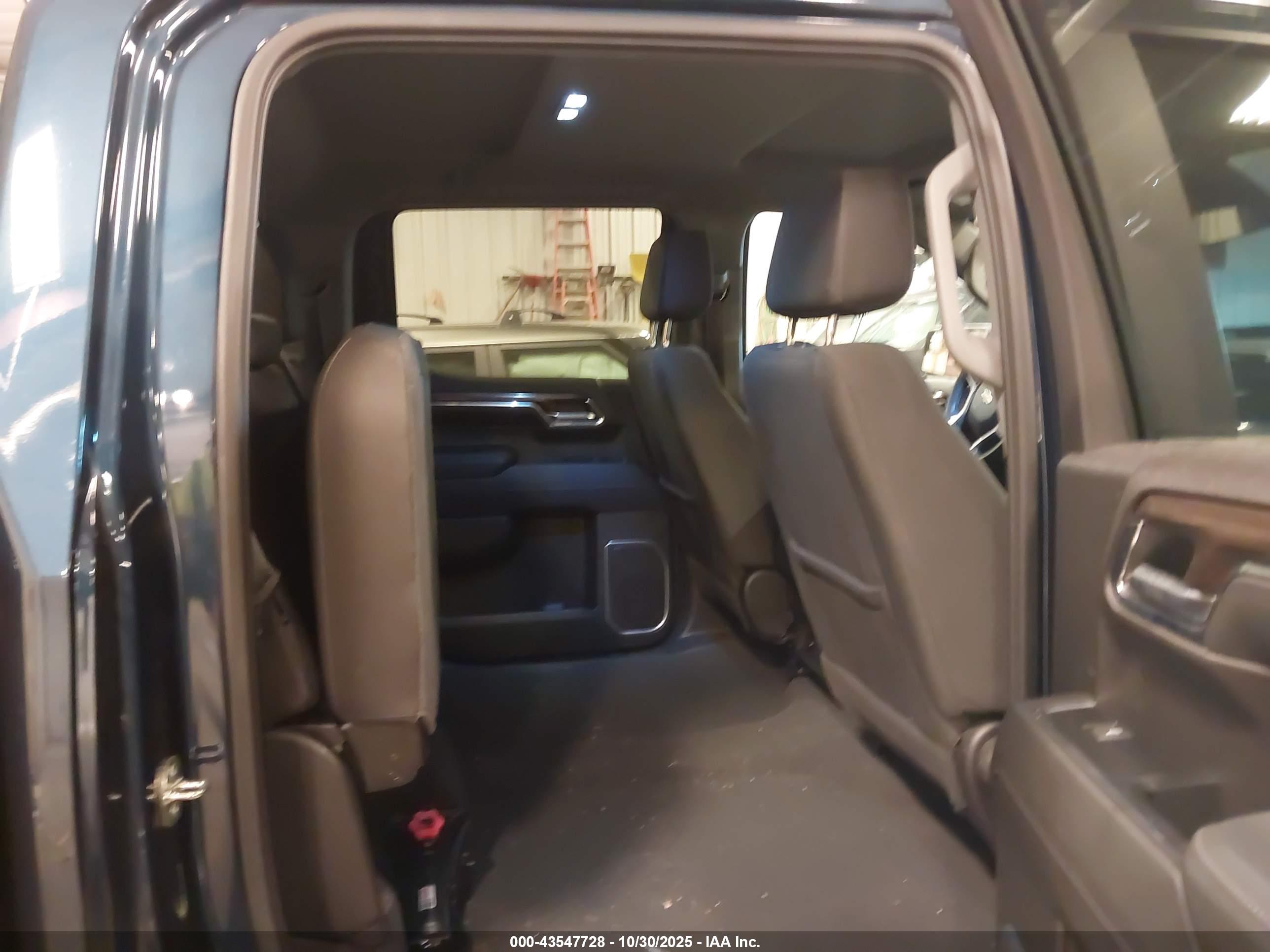 CHEVROLET SILVERADO image 8