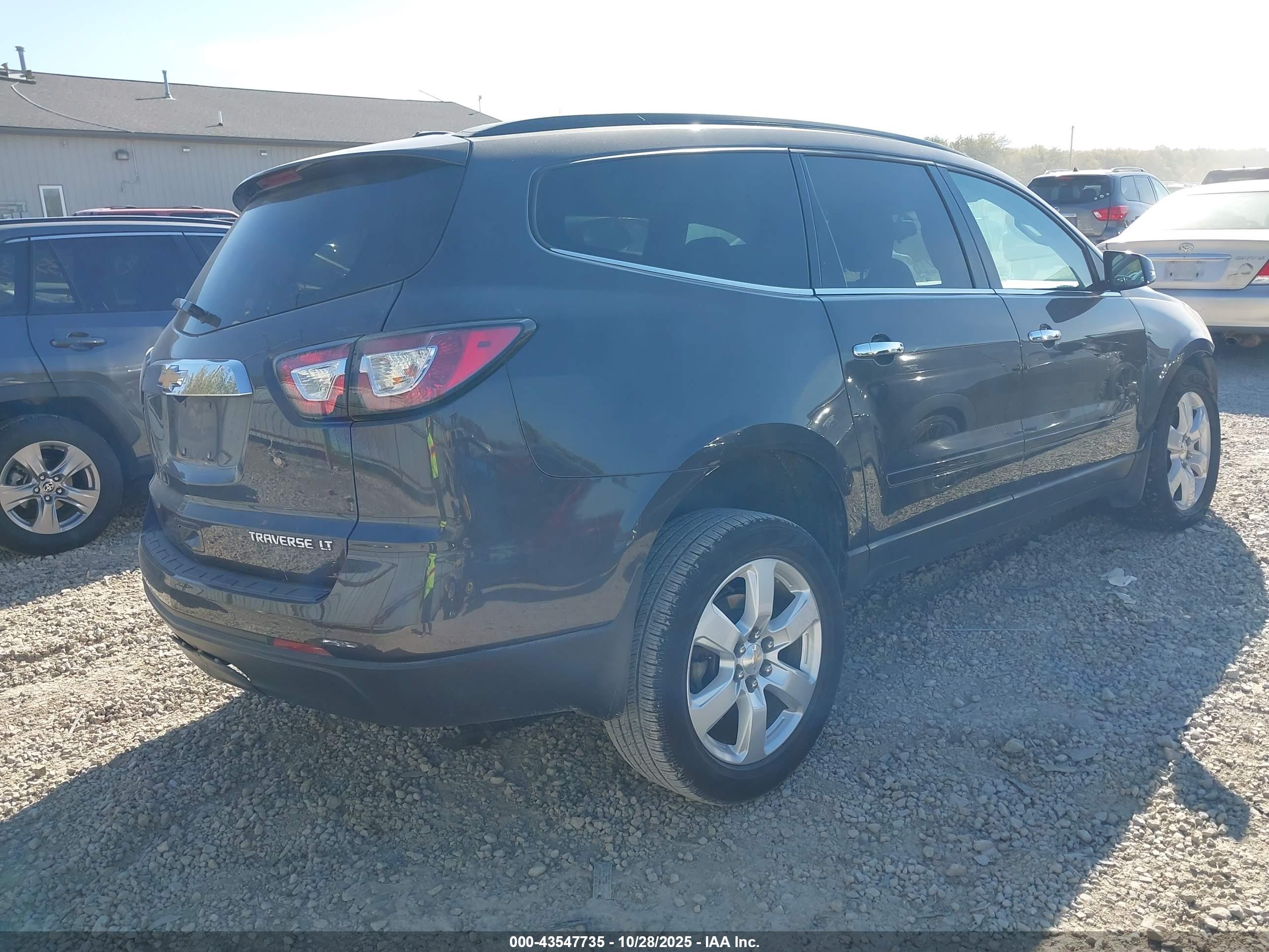 CHEVROLET TRAVERSE image 4