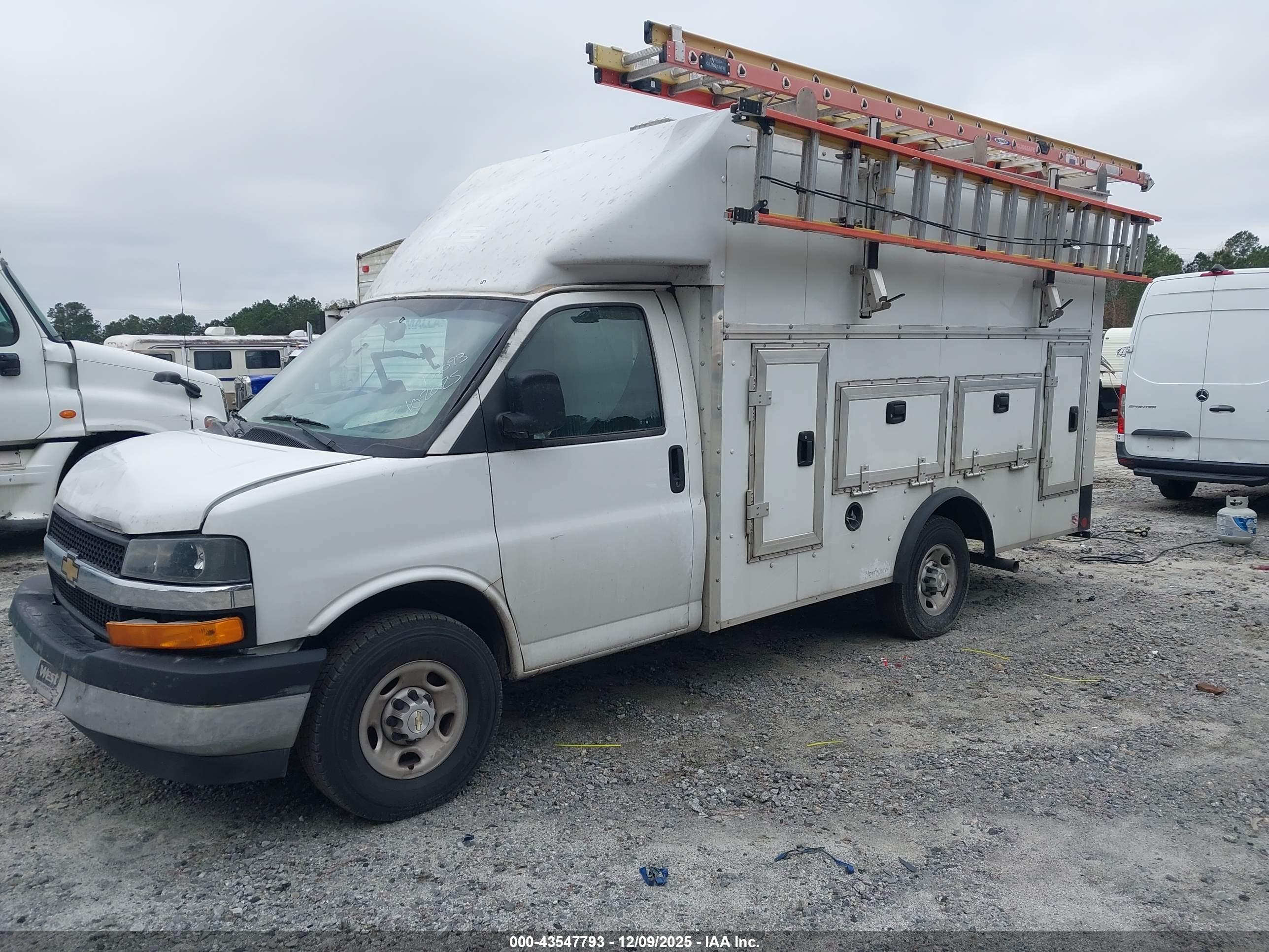 CHEVROLET EXPRESS image 2