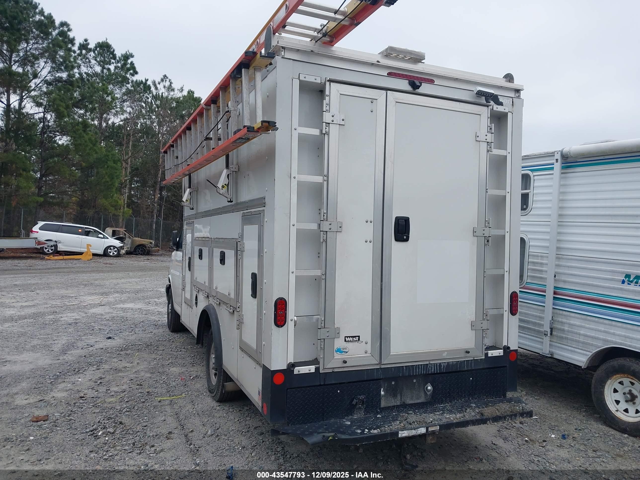 CHEVROLET EXPRESS image 3