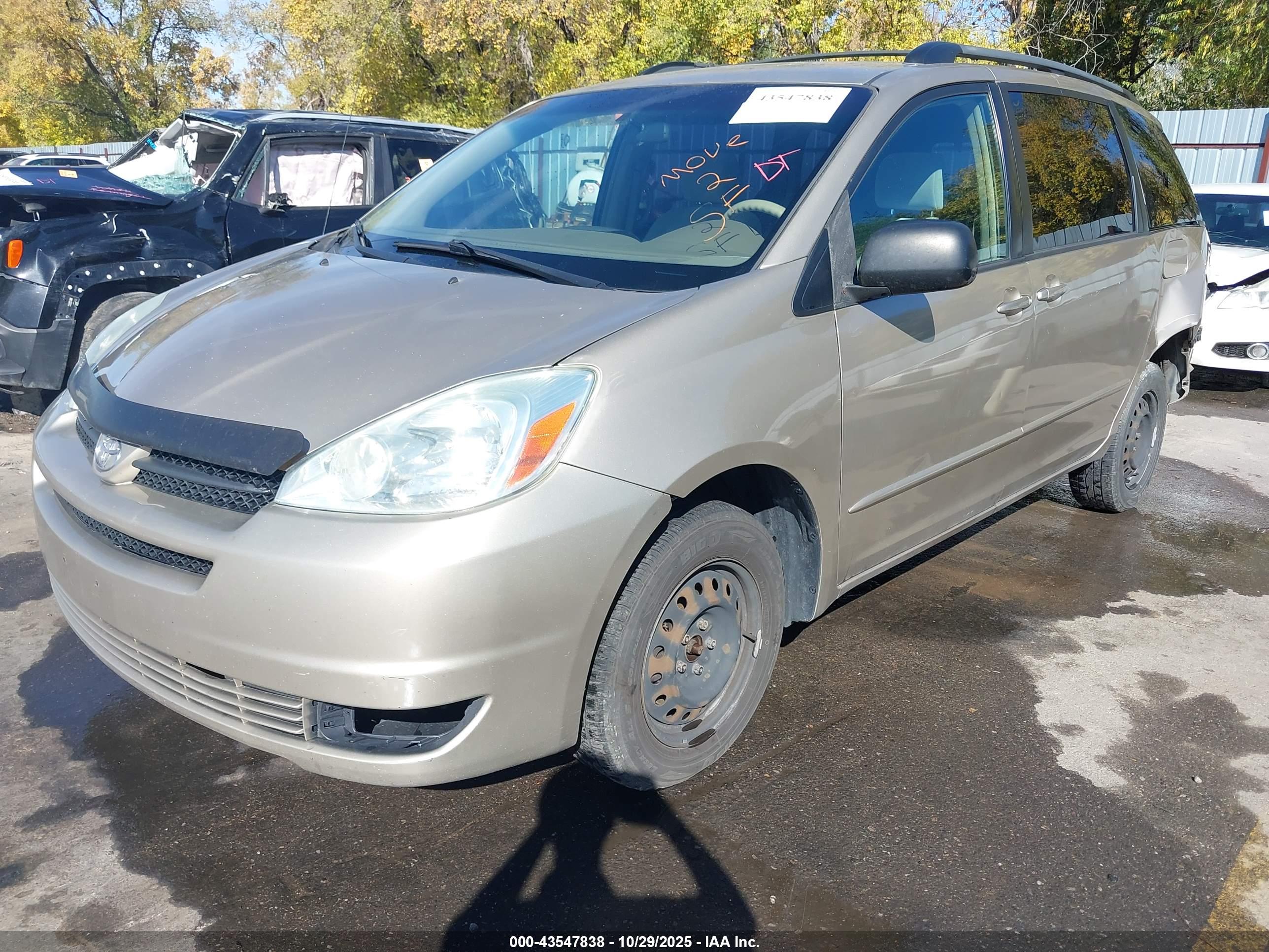 TOYOTA SIENNA image 2