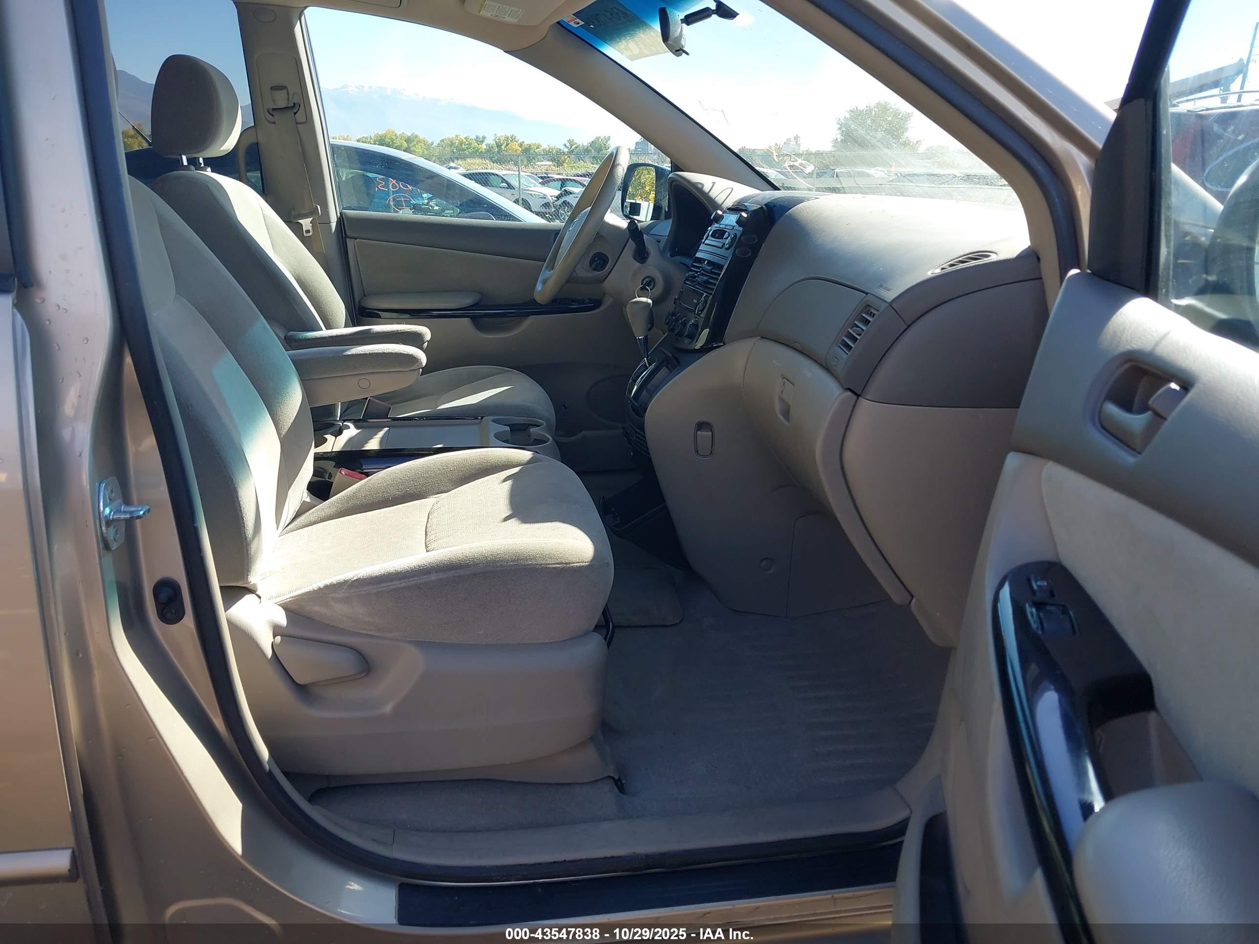TOYOTA SIENNA image 5