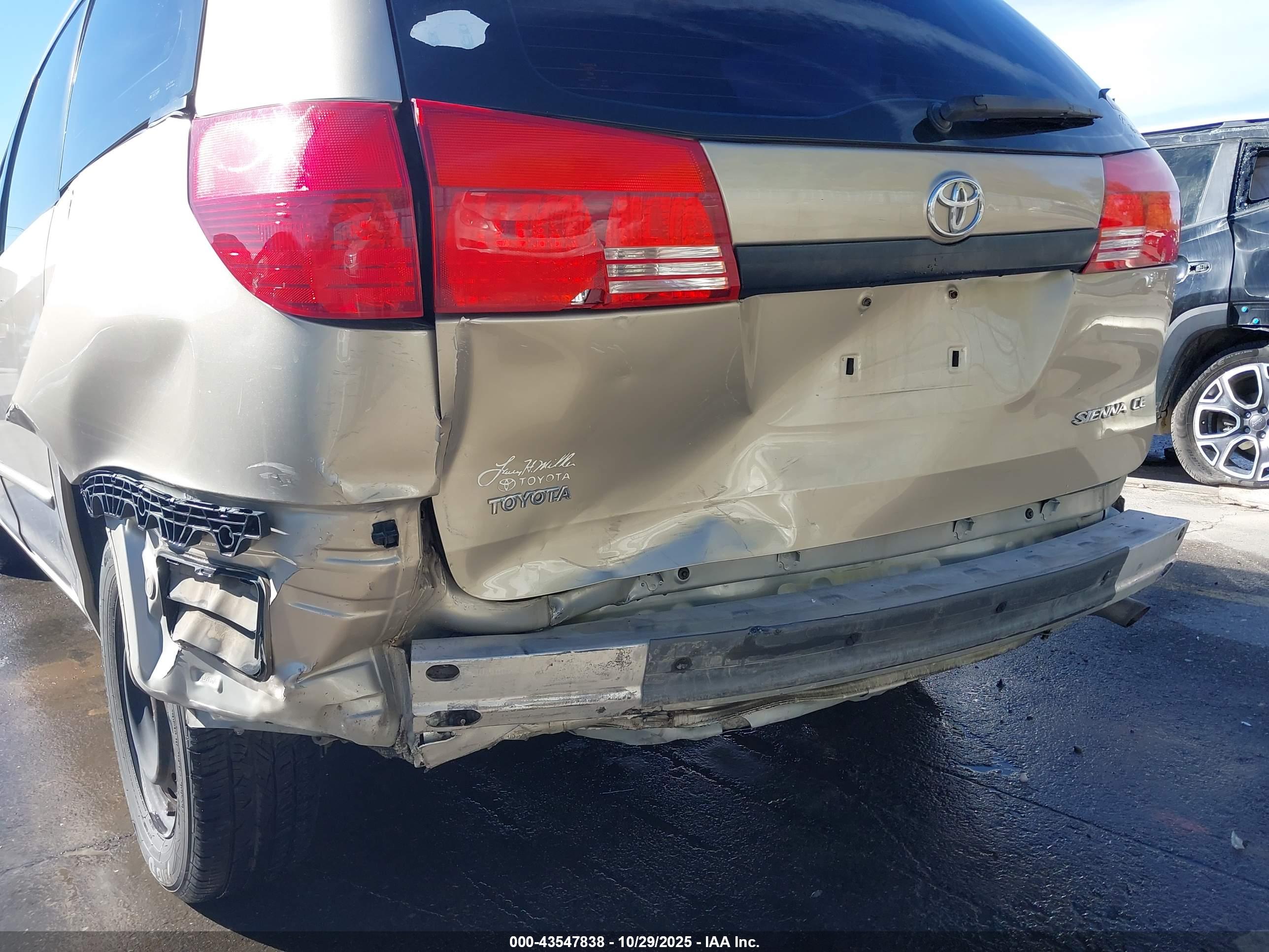 TOYOTA SIENNA image 6