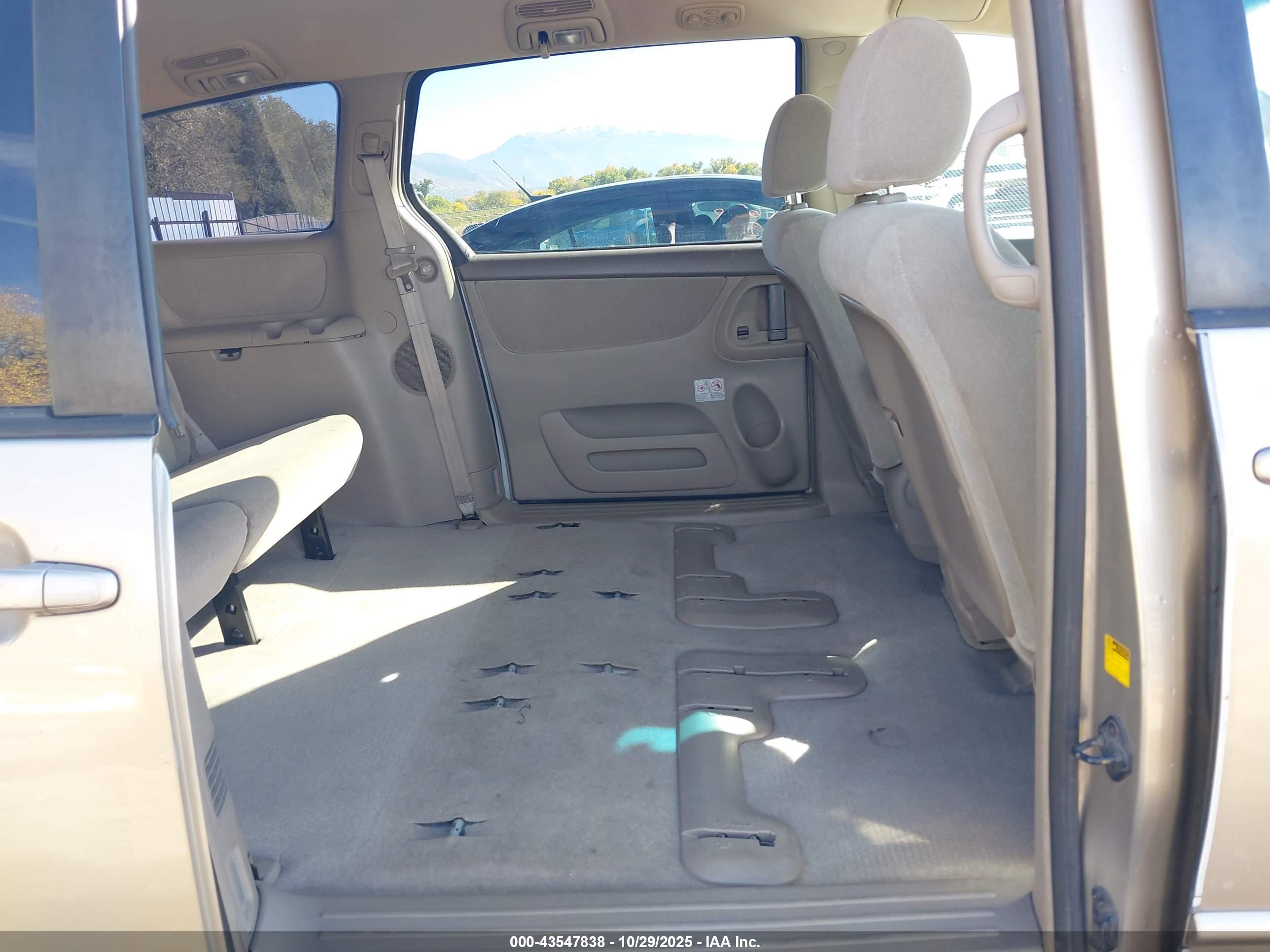 TOYOTA SIENNA image 8