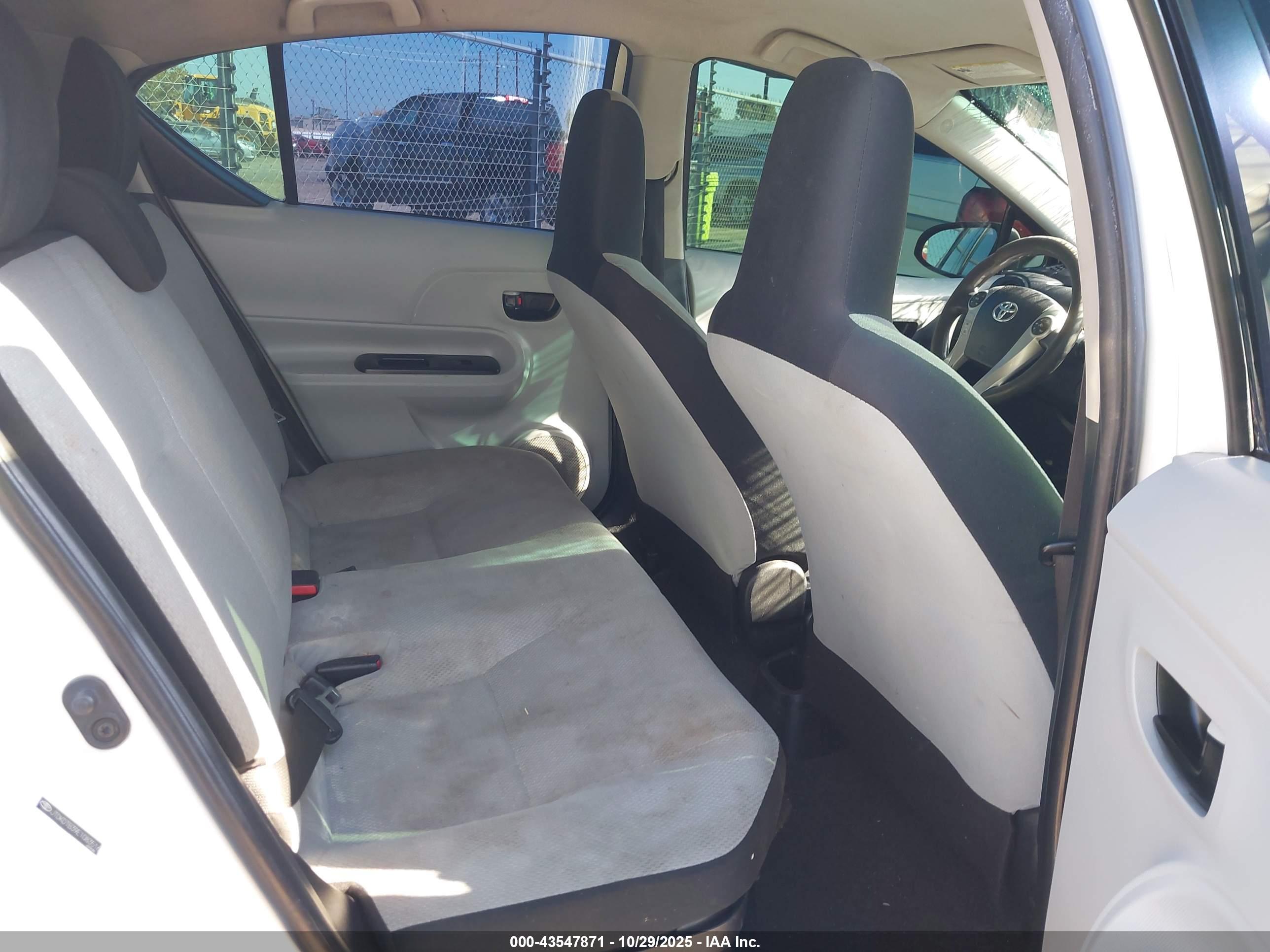 TOYOTA PRIUS image 8