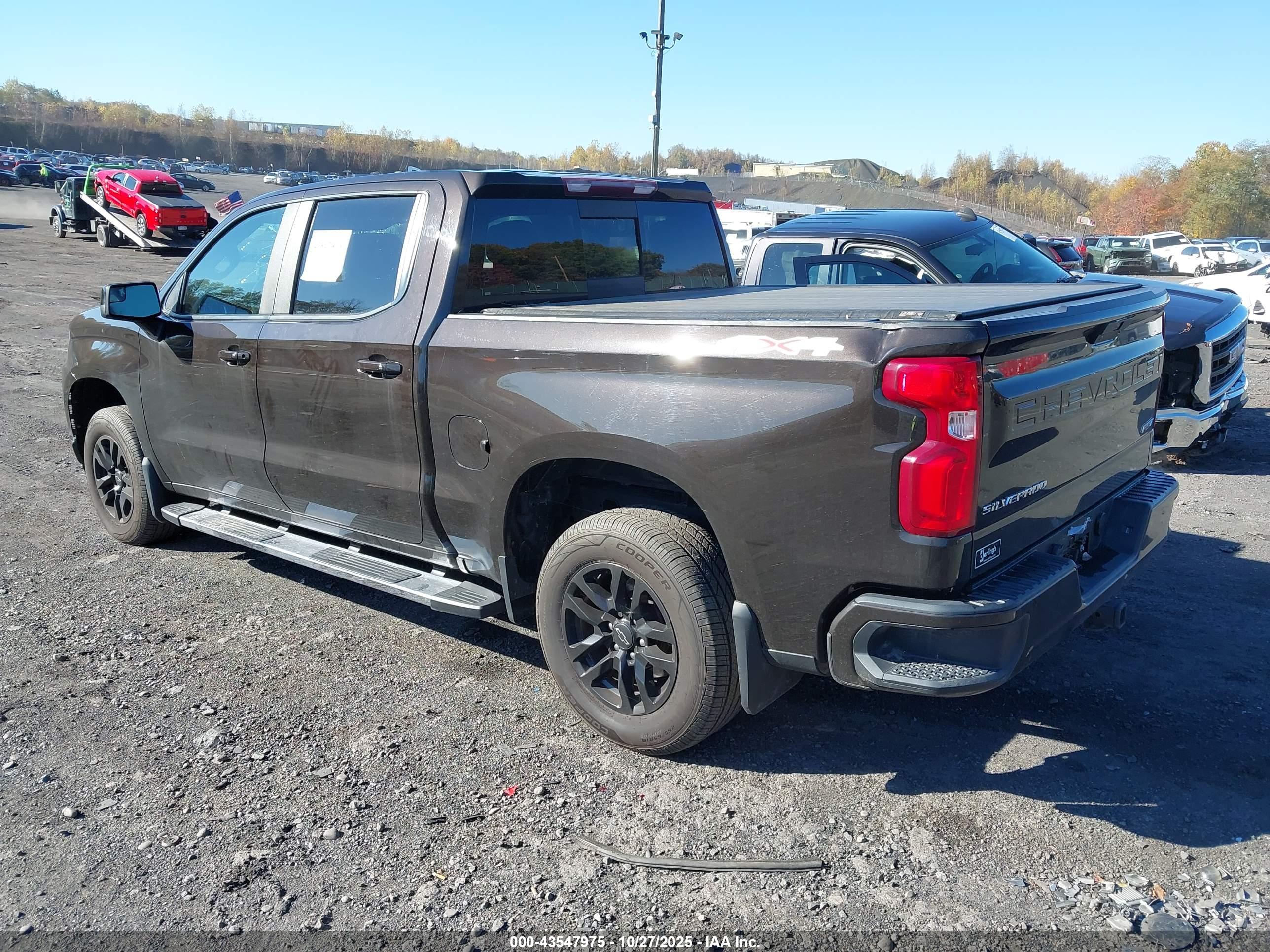 CHEVROLET SILVERADO image 3