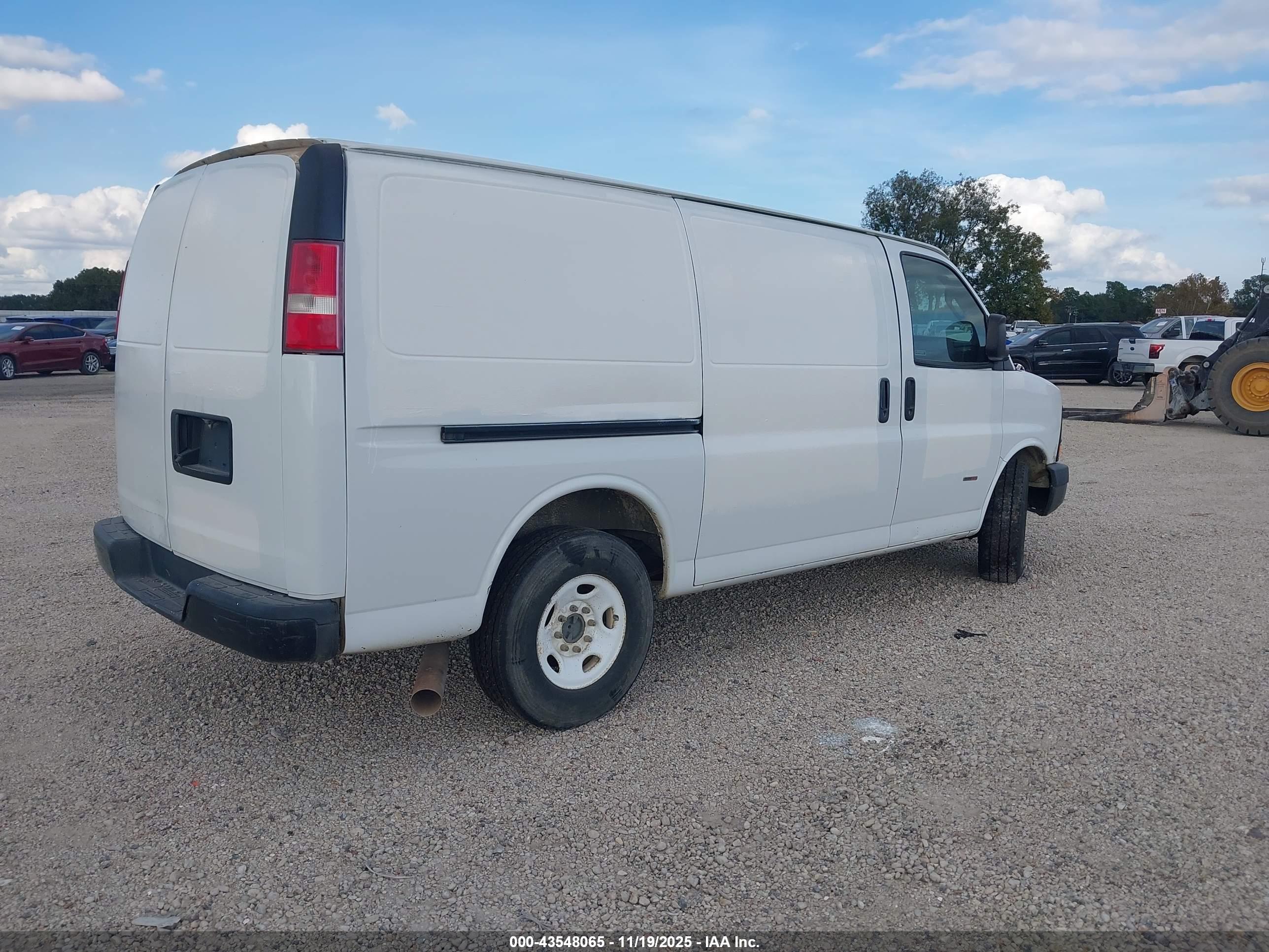 CHEVROLET EXPRESS image 4