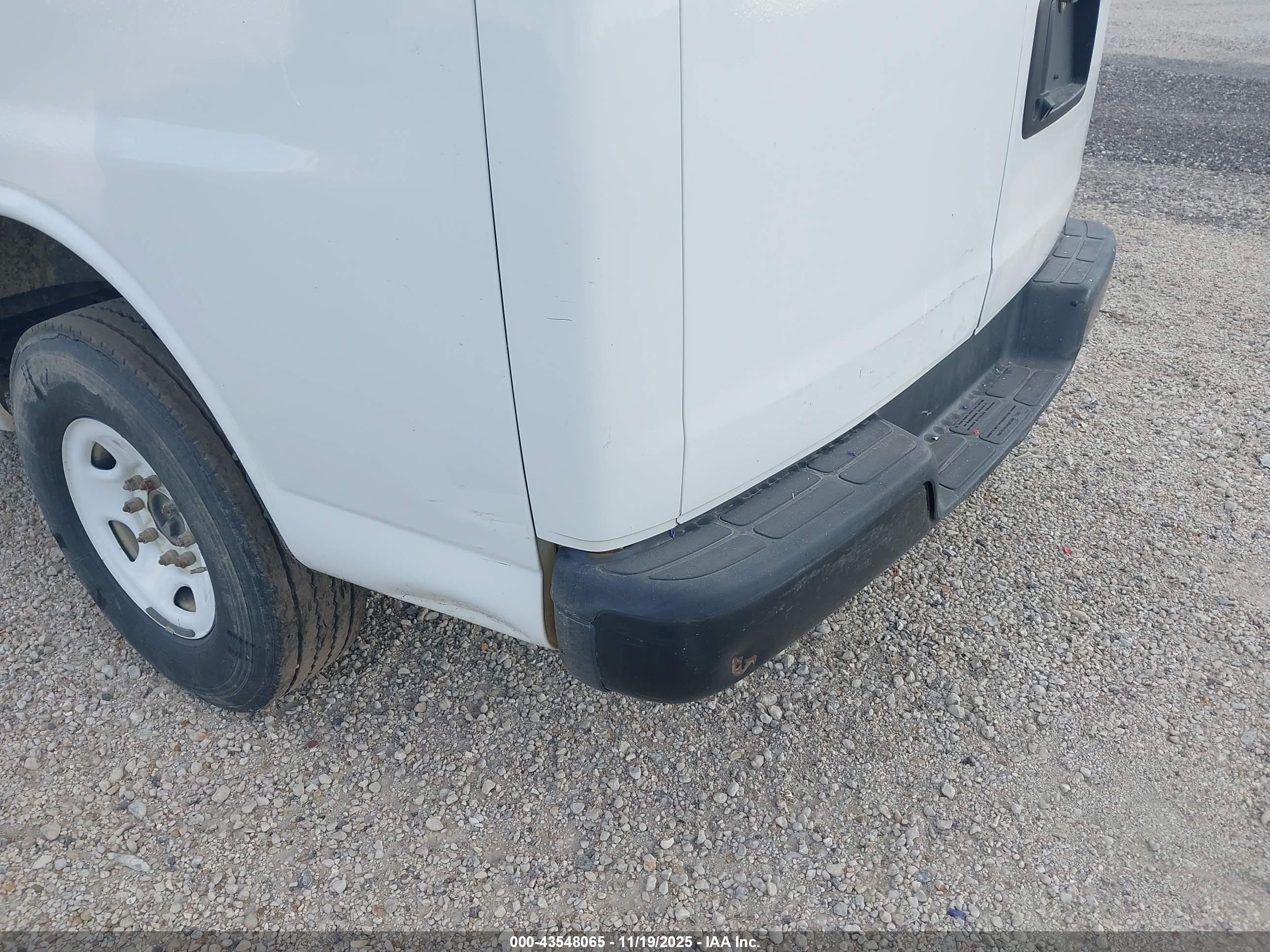 CHEVROLET EXPRESS image 6