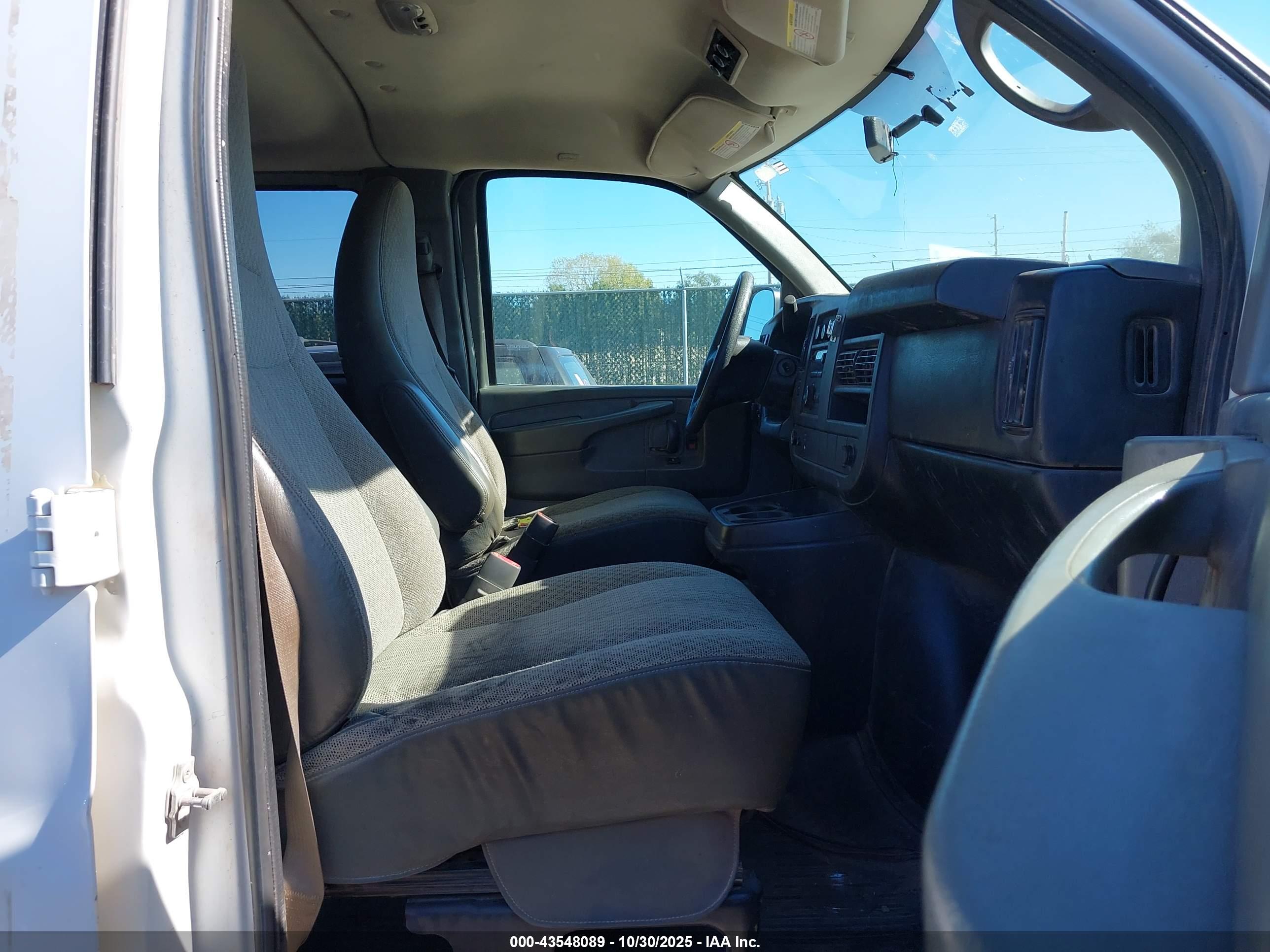 CHEVROLET EXPRESS image 5