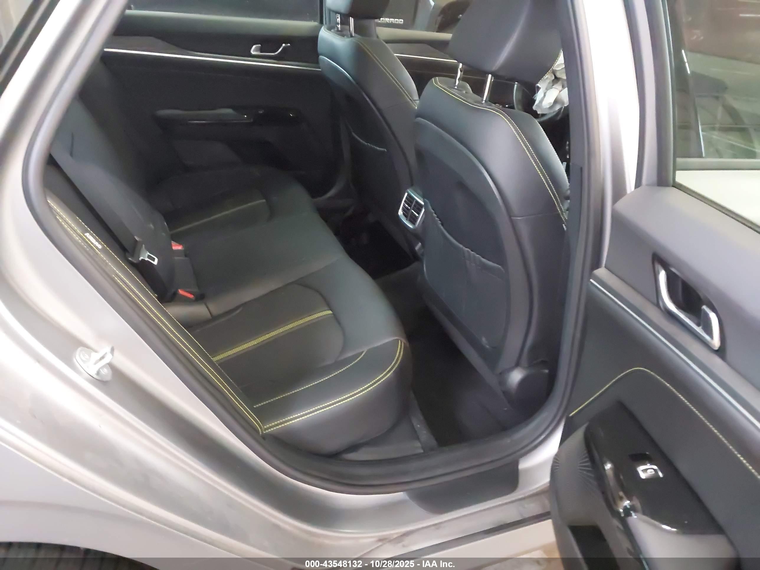 KIA K5 image 8