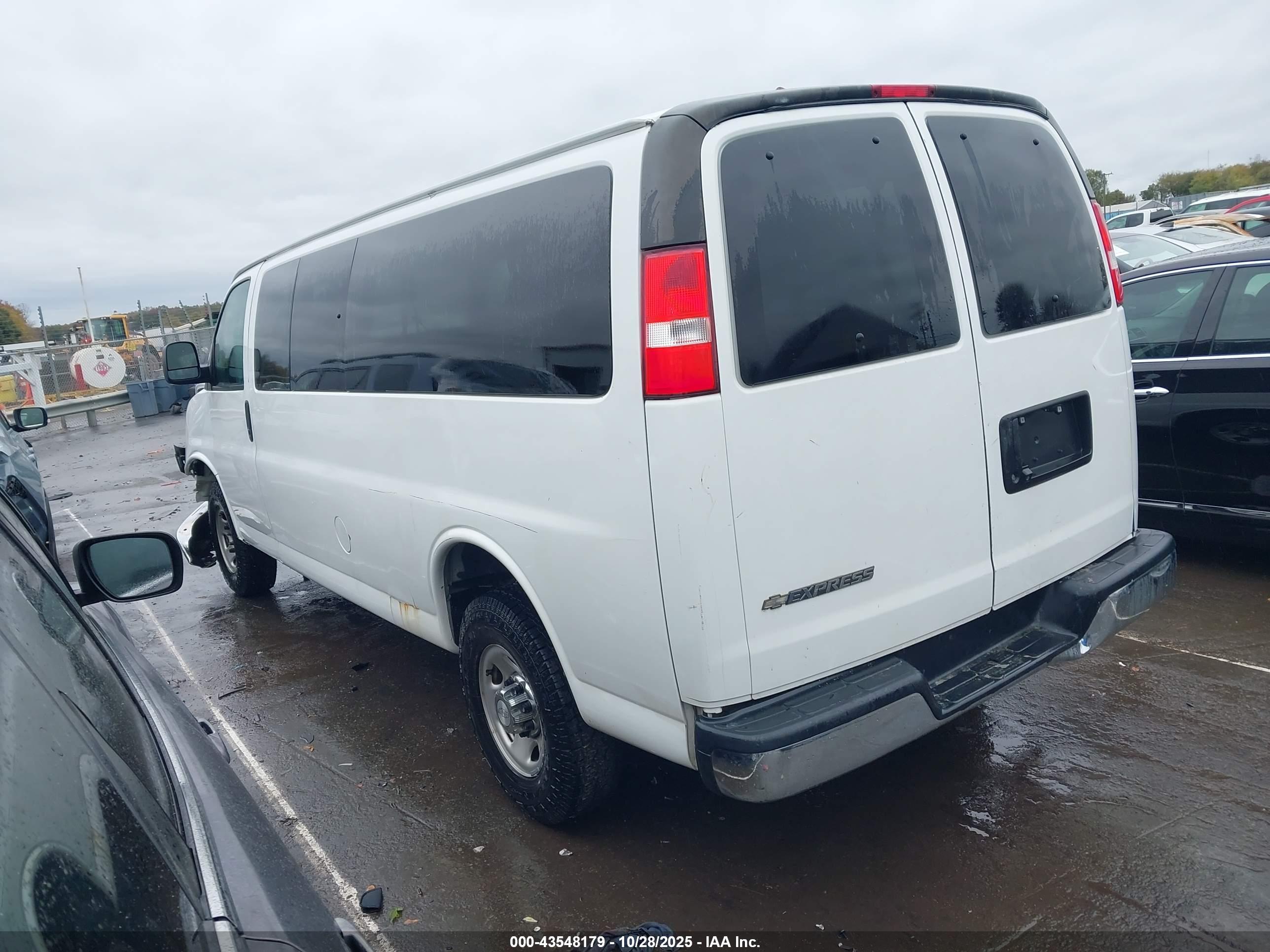 CHEVROLET EXPRESS image 3