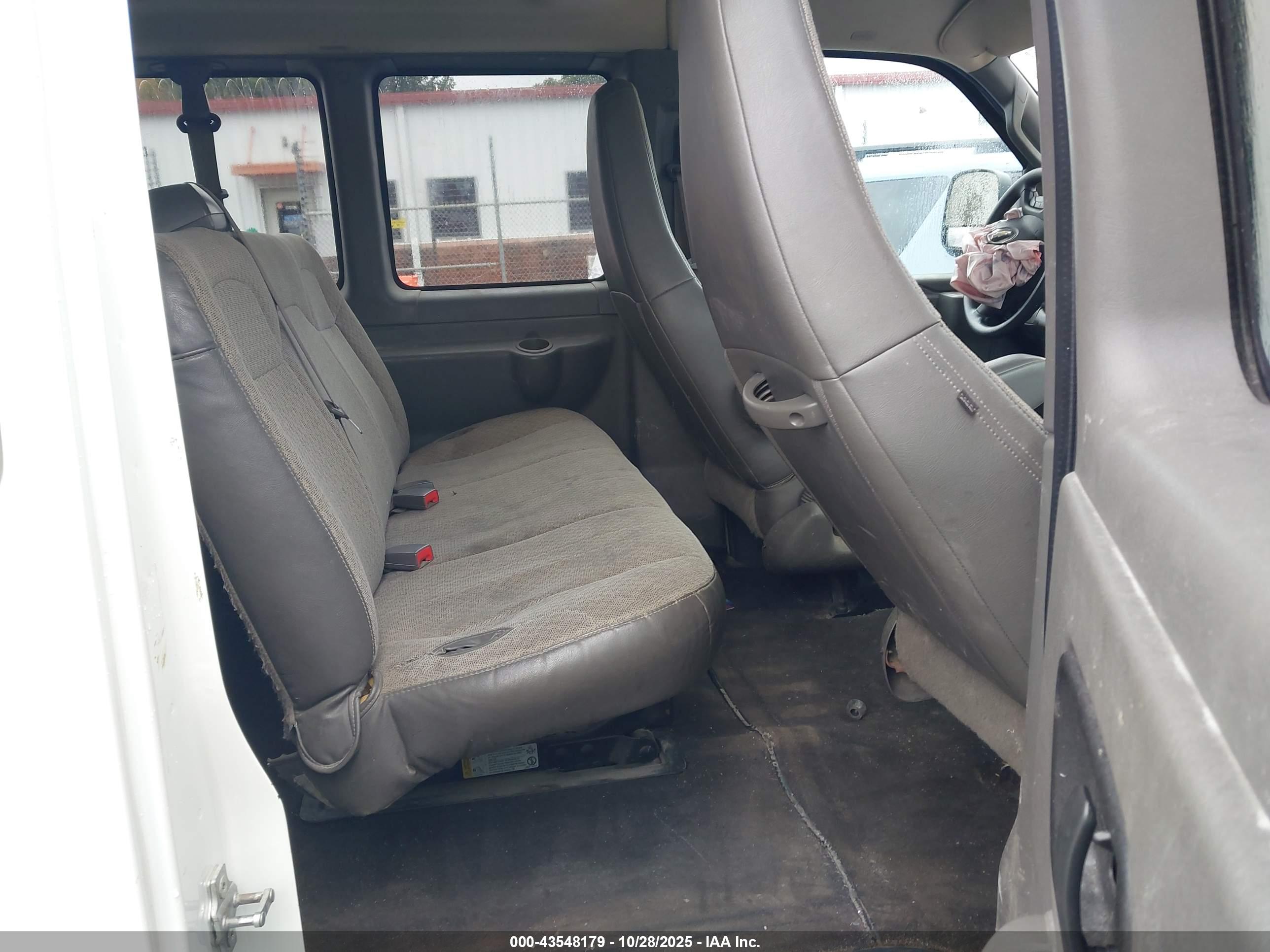 CHEVROLET EXPRESS image 8