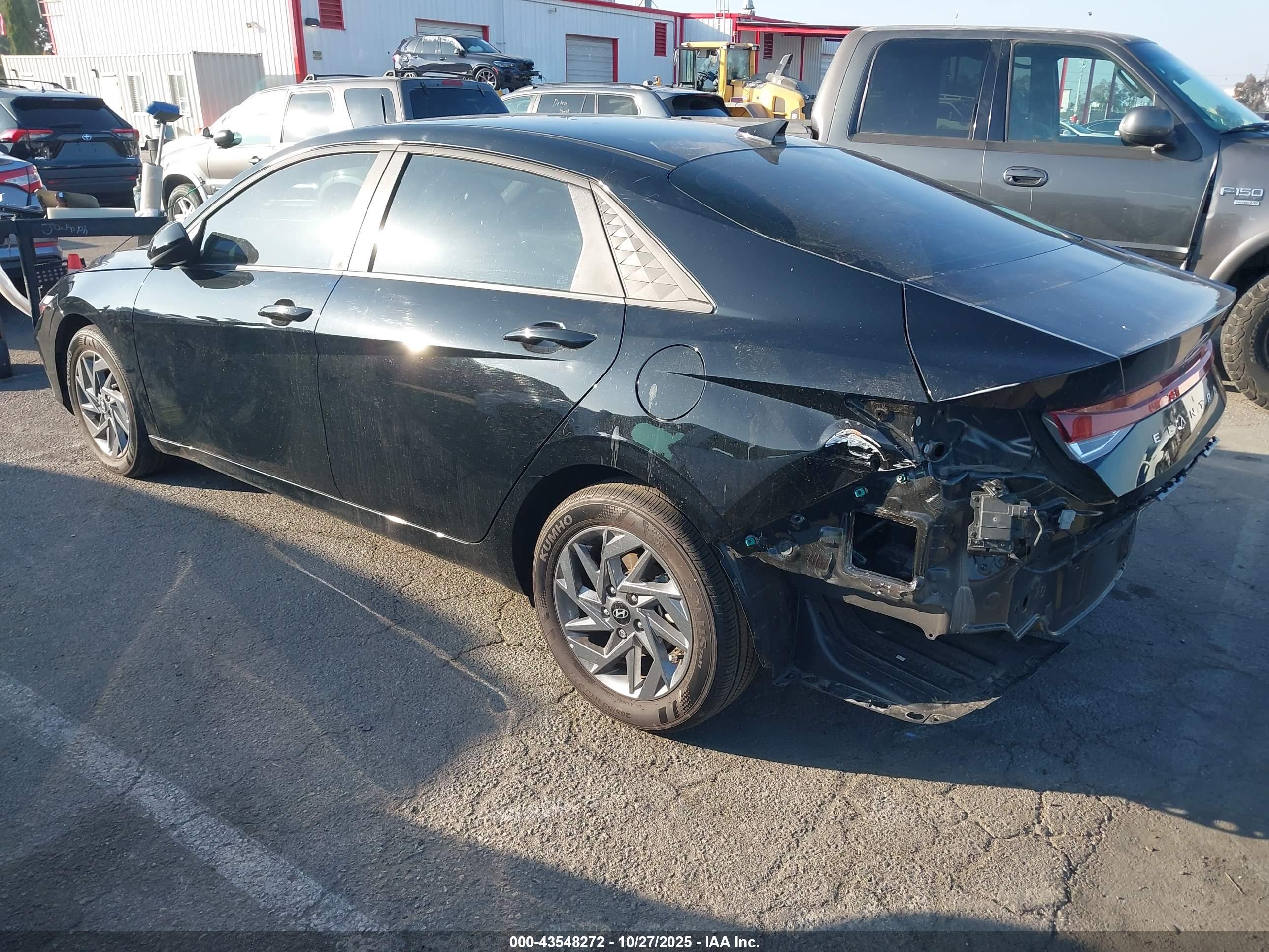 HYUNDAI ELANTRA image 3