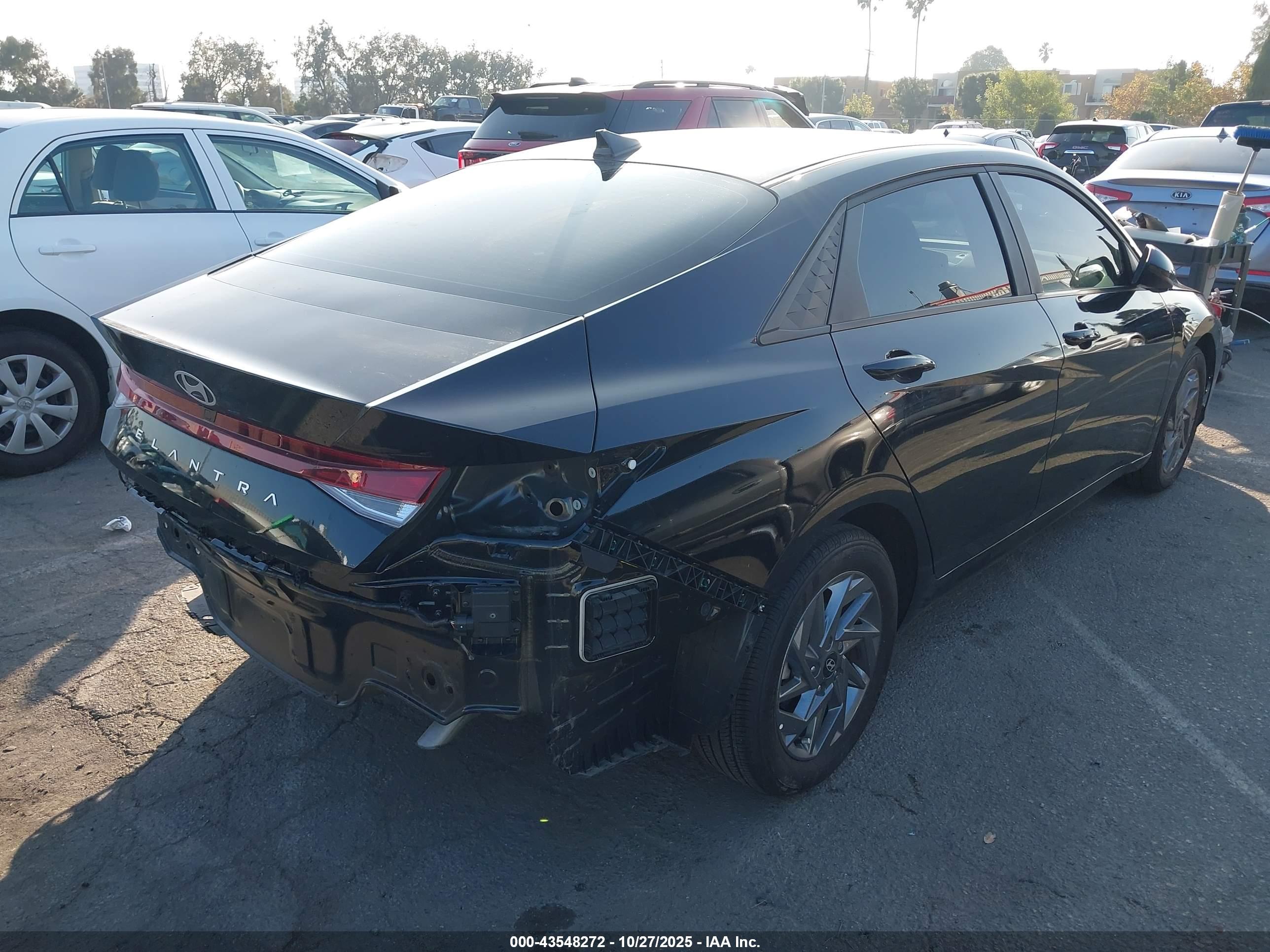 HYUNDAI ELANTRA image 4