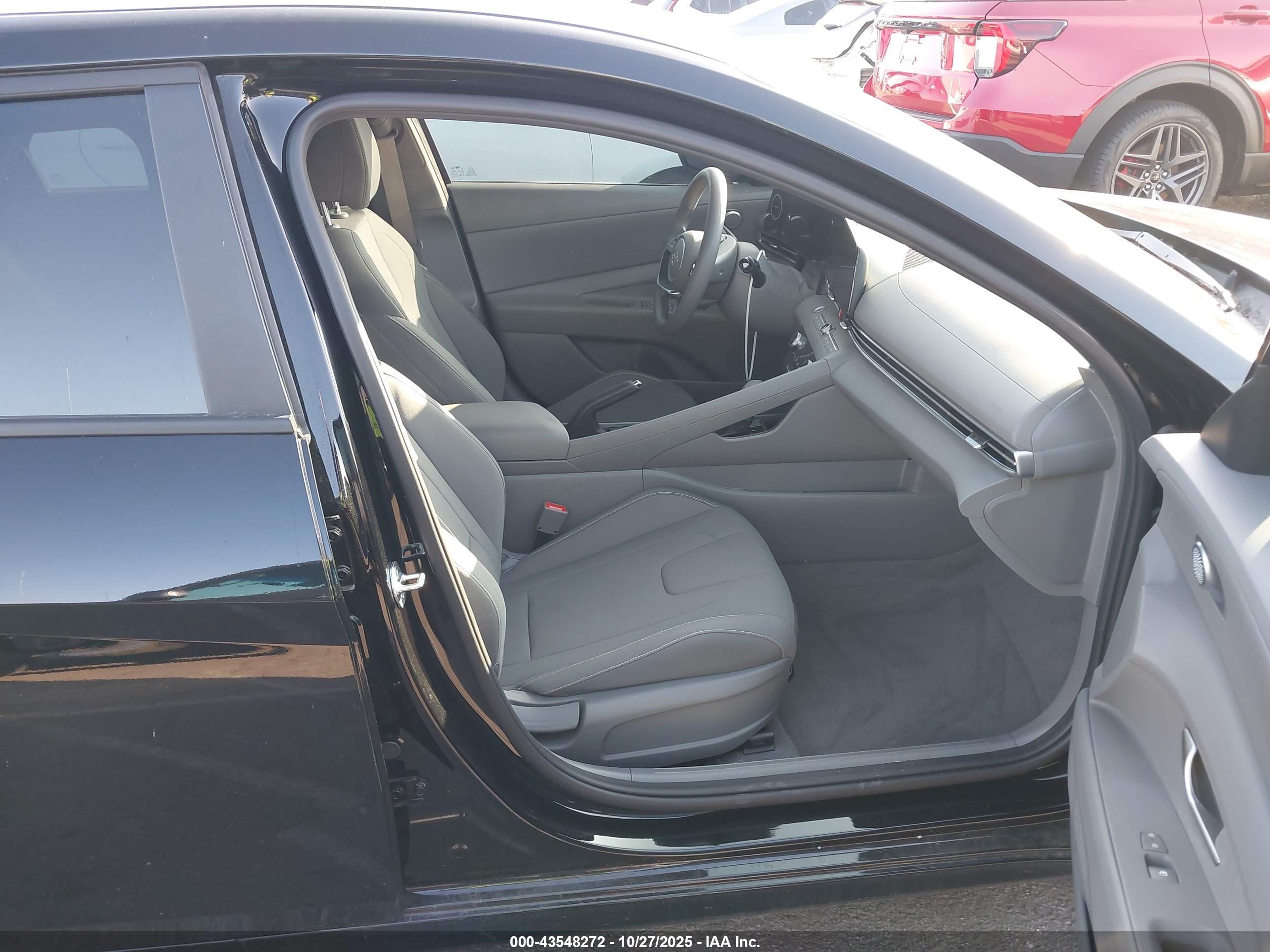 HYUNDAI ELANTRA image 5
