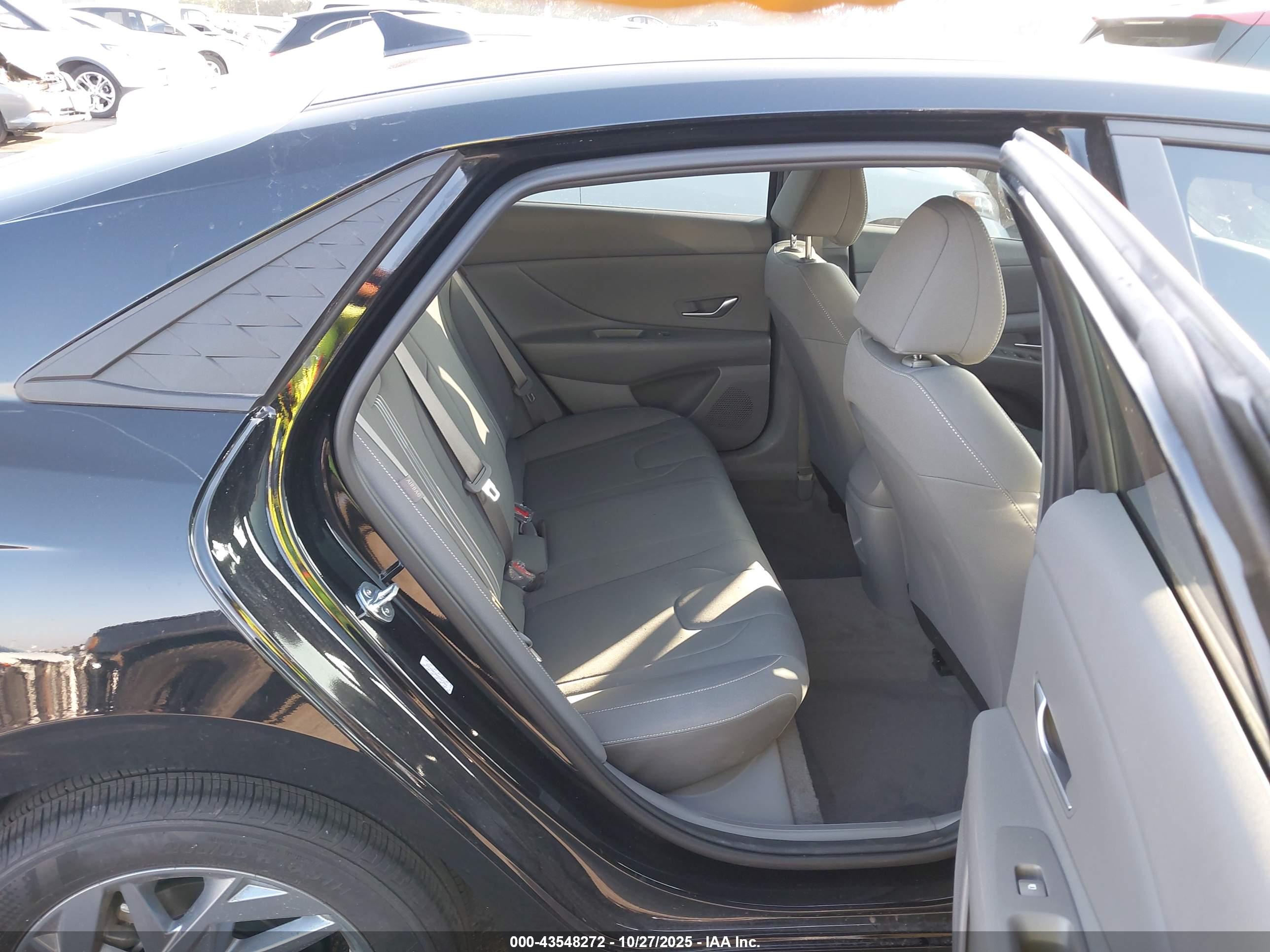 HYUNDAI ELANTRA image 8