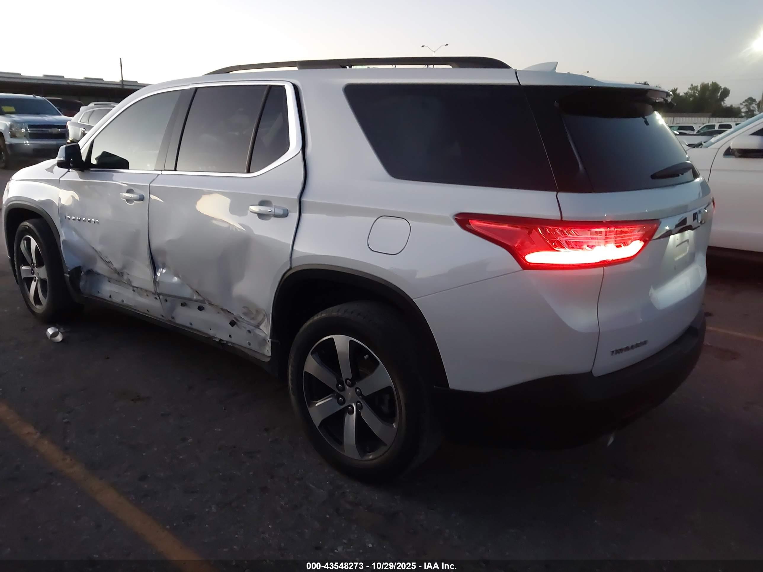 CHEVROLET TRAVERSE image 3