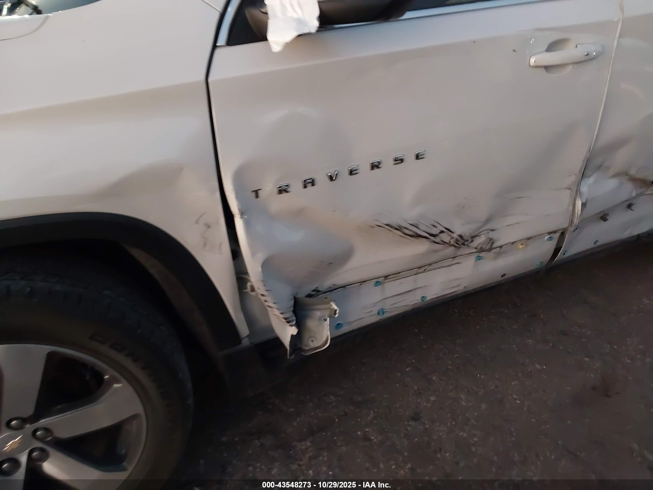CHEVROLET TRAVERSE image 6