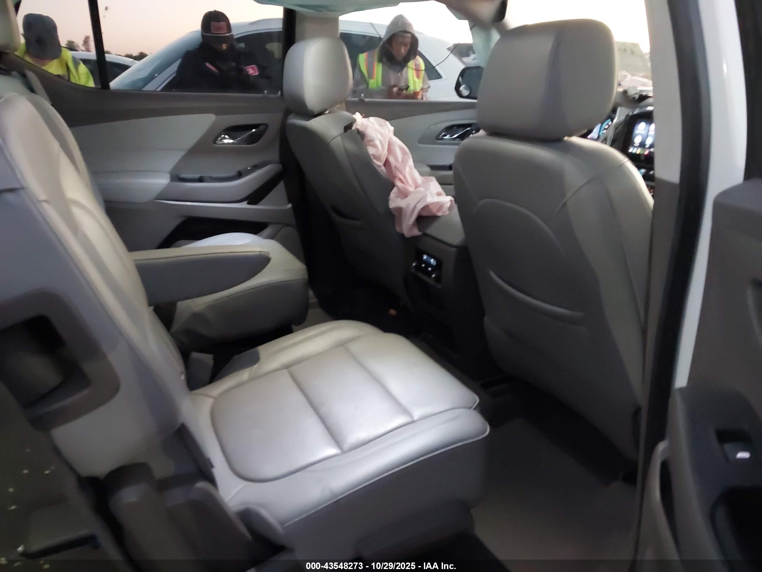 CHEVROLET TRAVERSE image 8