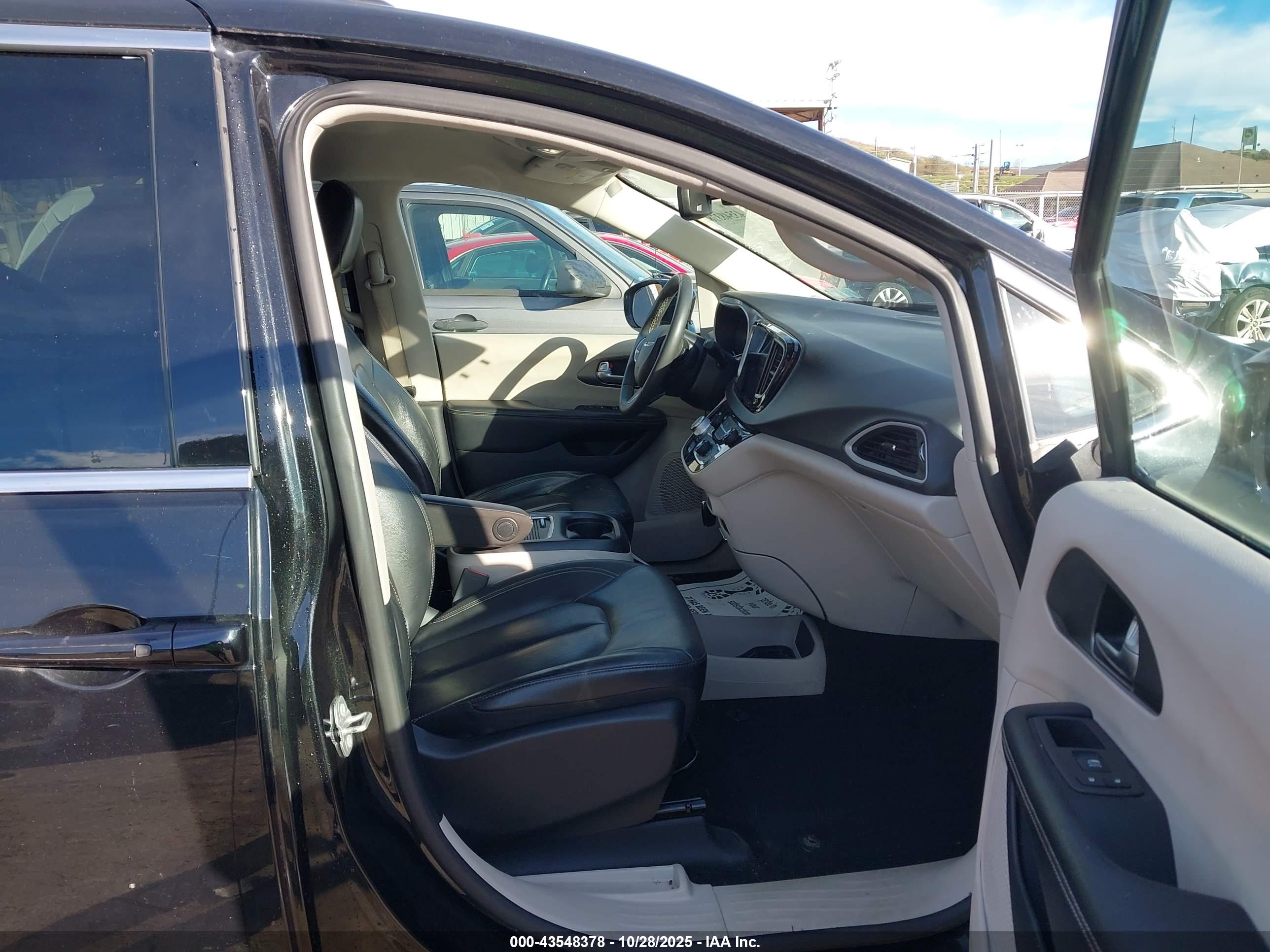 CHRYSLER PACIFICA image 5