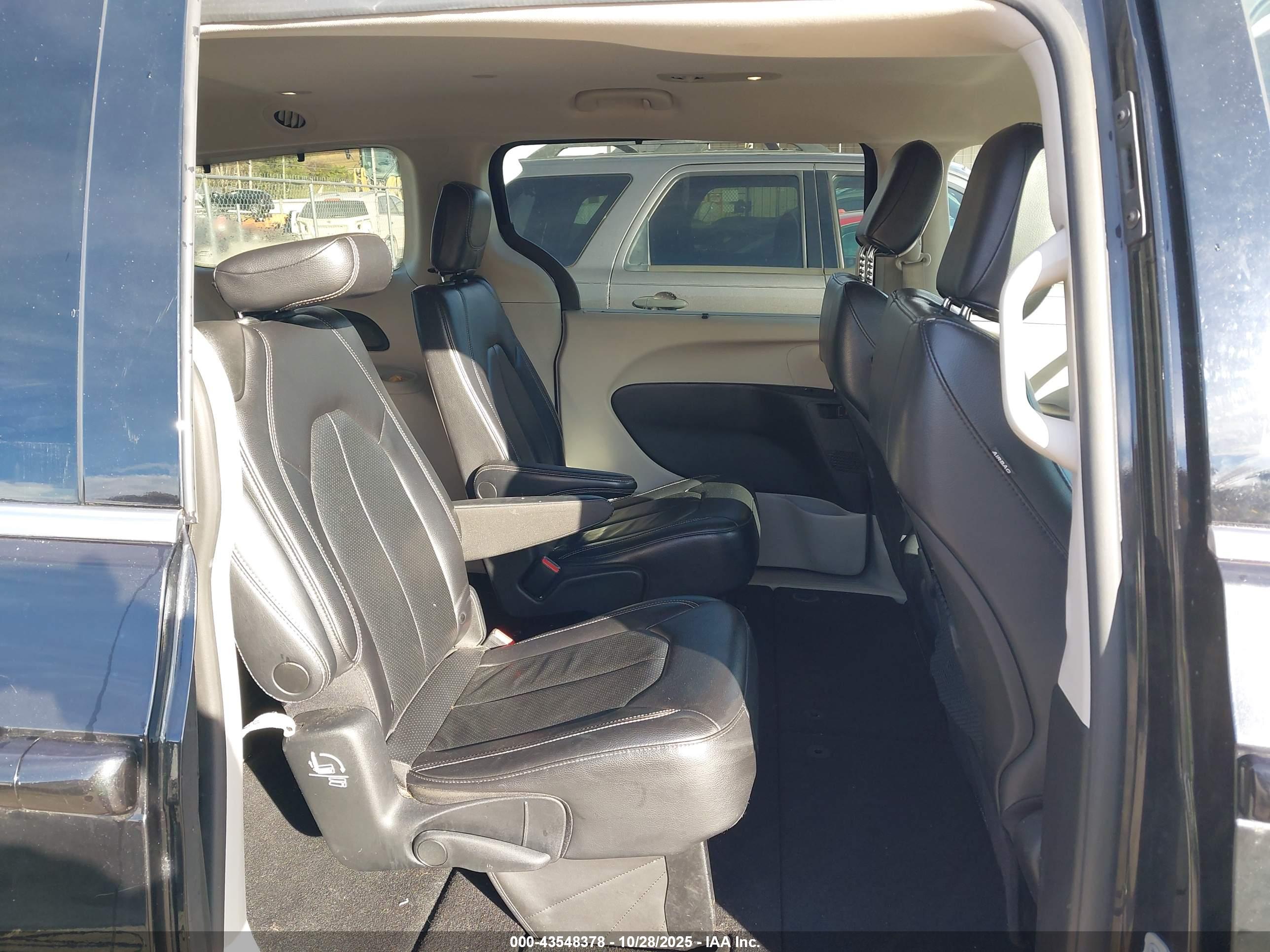 CHRYSLER PACIFICA image 8