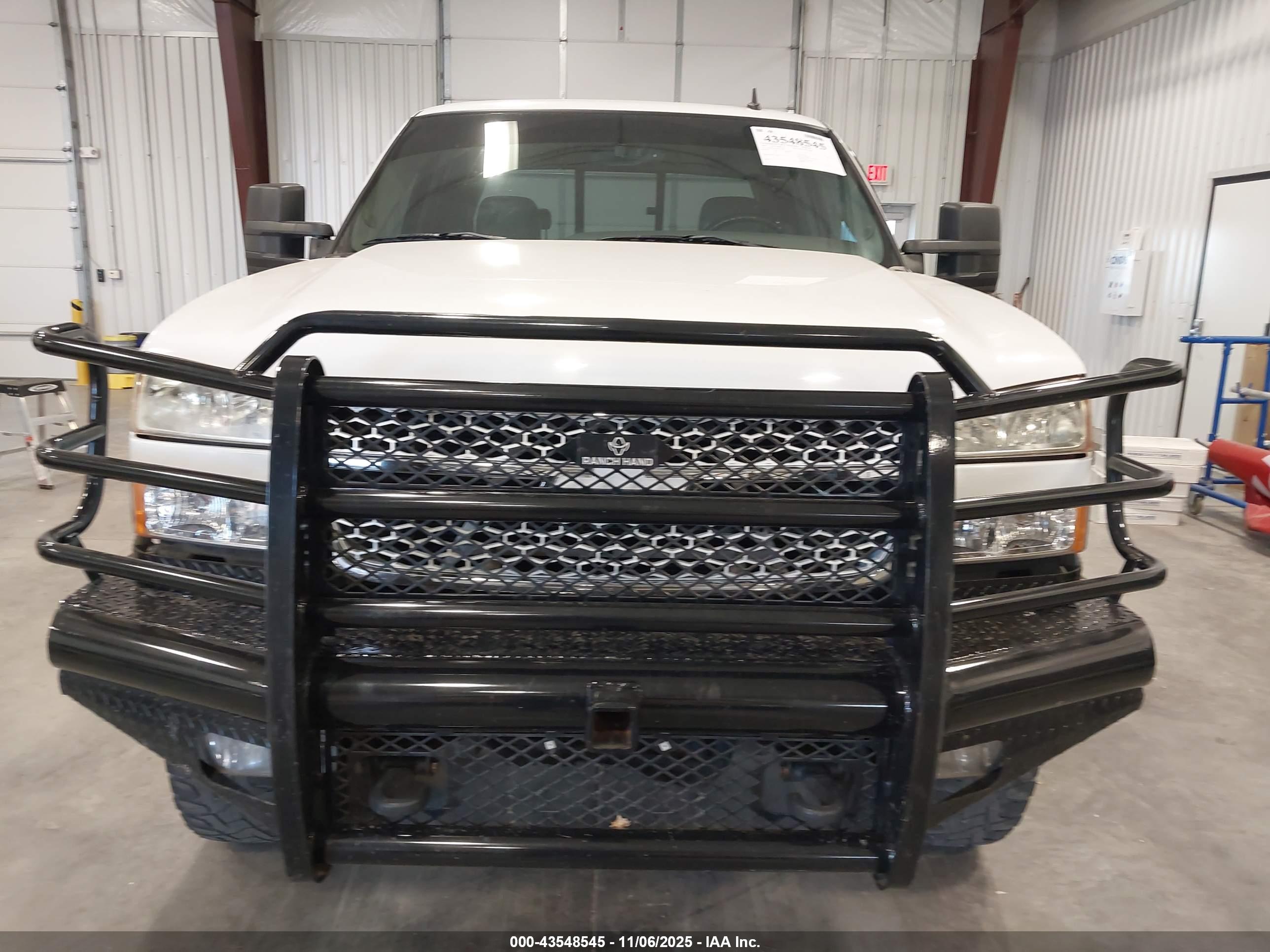 CHEVROLET SILVERADO image 6