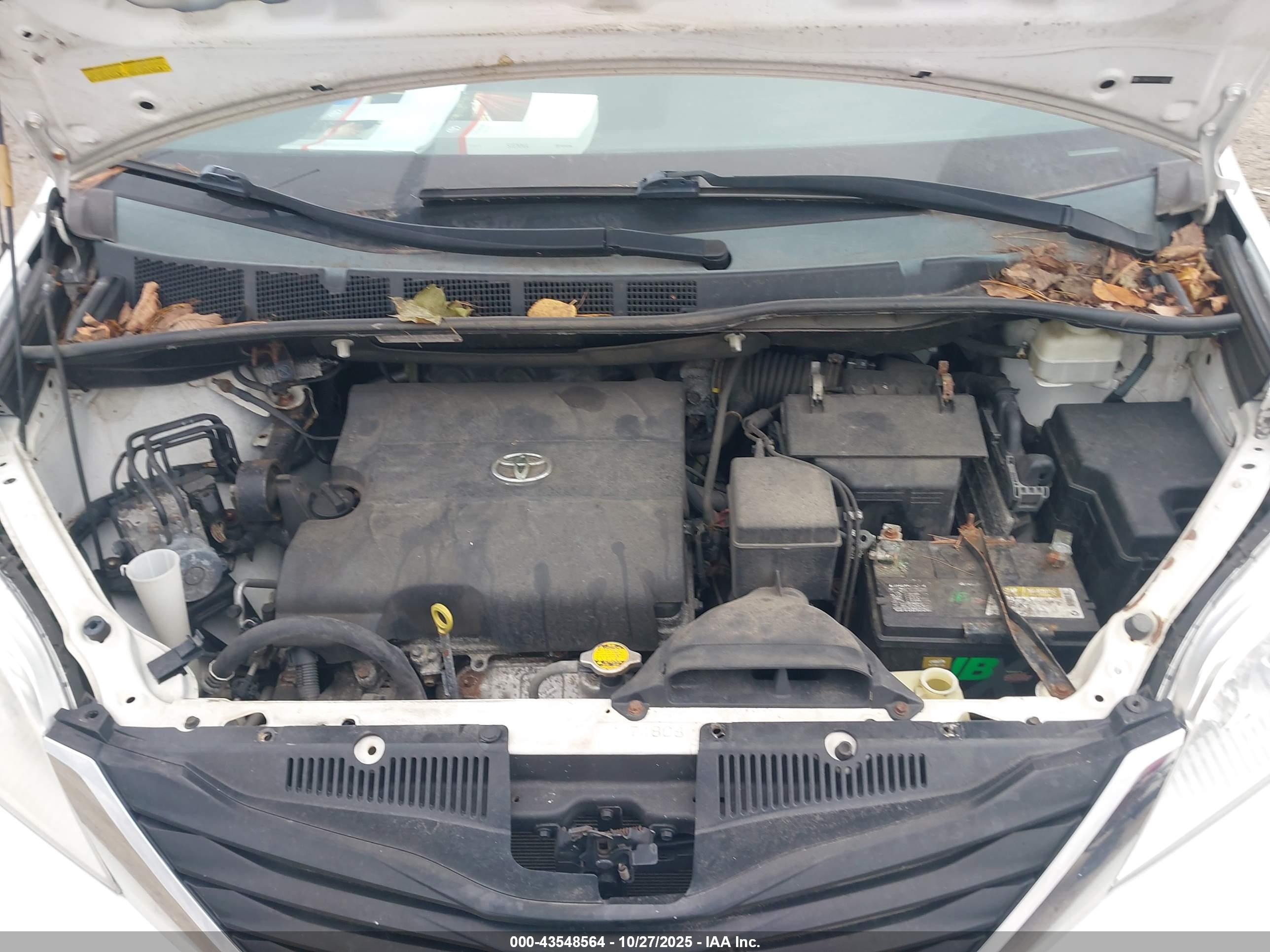 TOYOTA SIENNA image 10