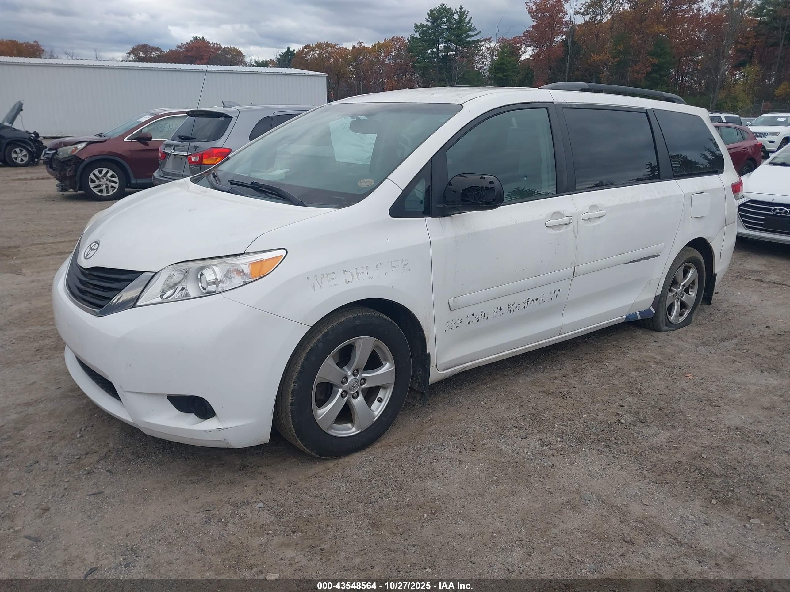 TOYOTA SIENNA image 2