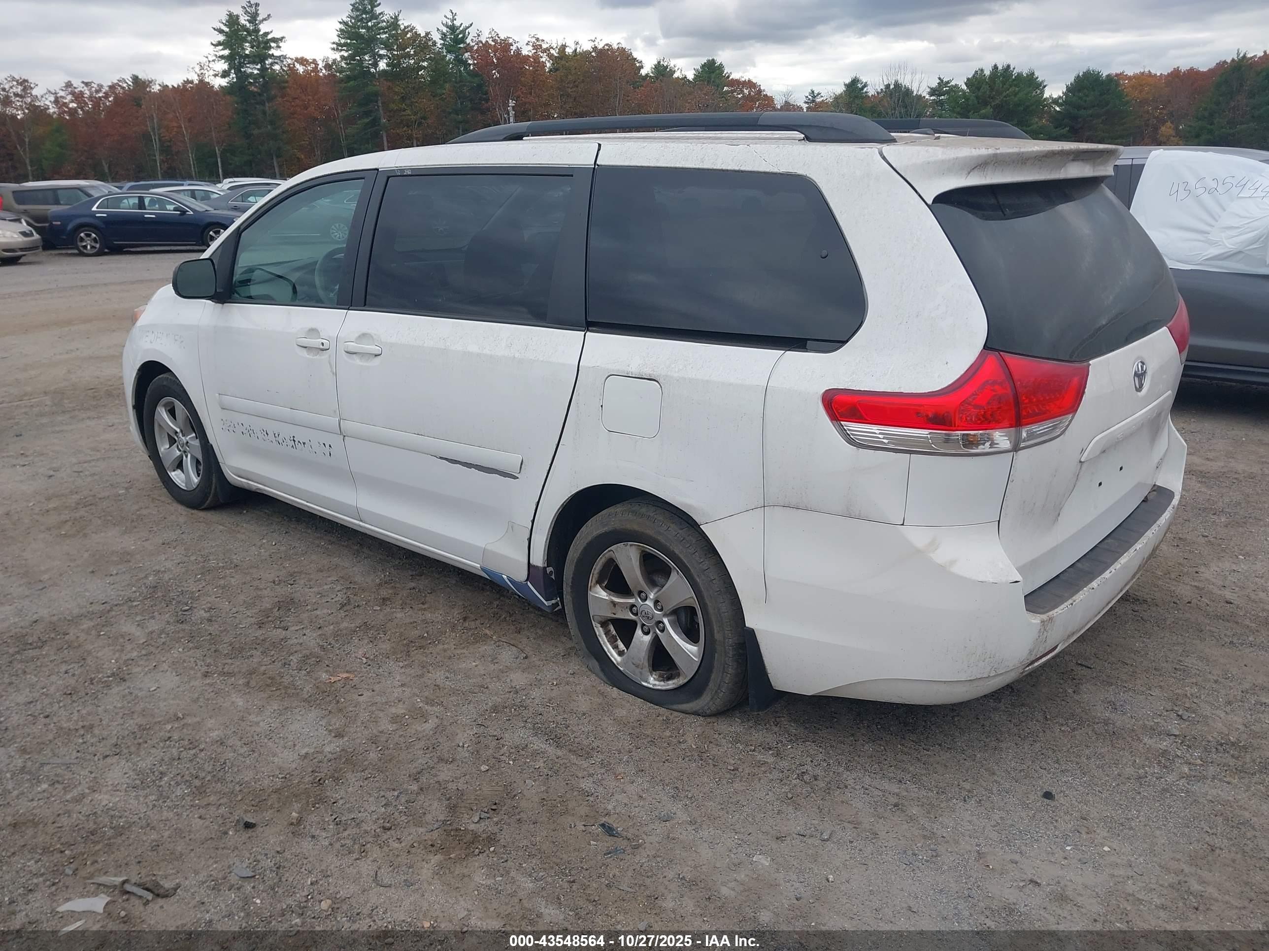 TOYOTA SIENNA image 3