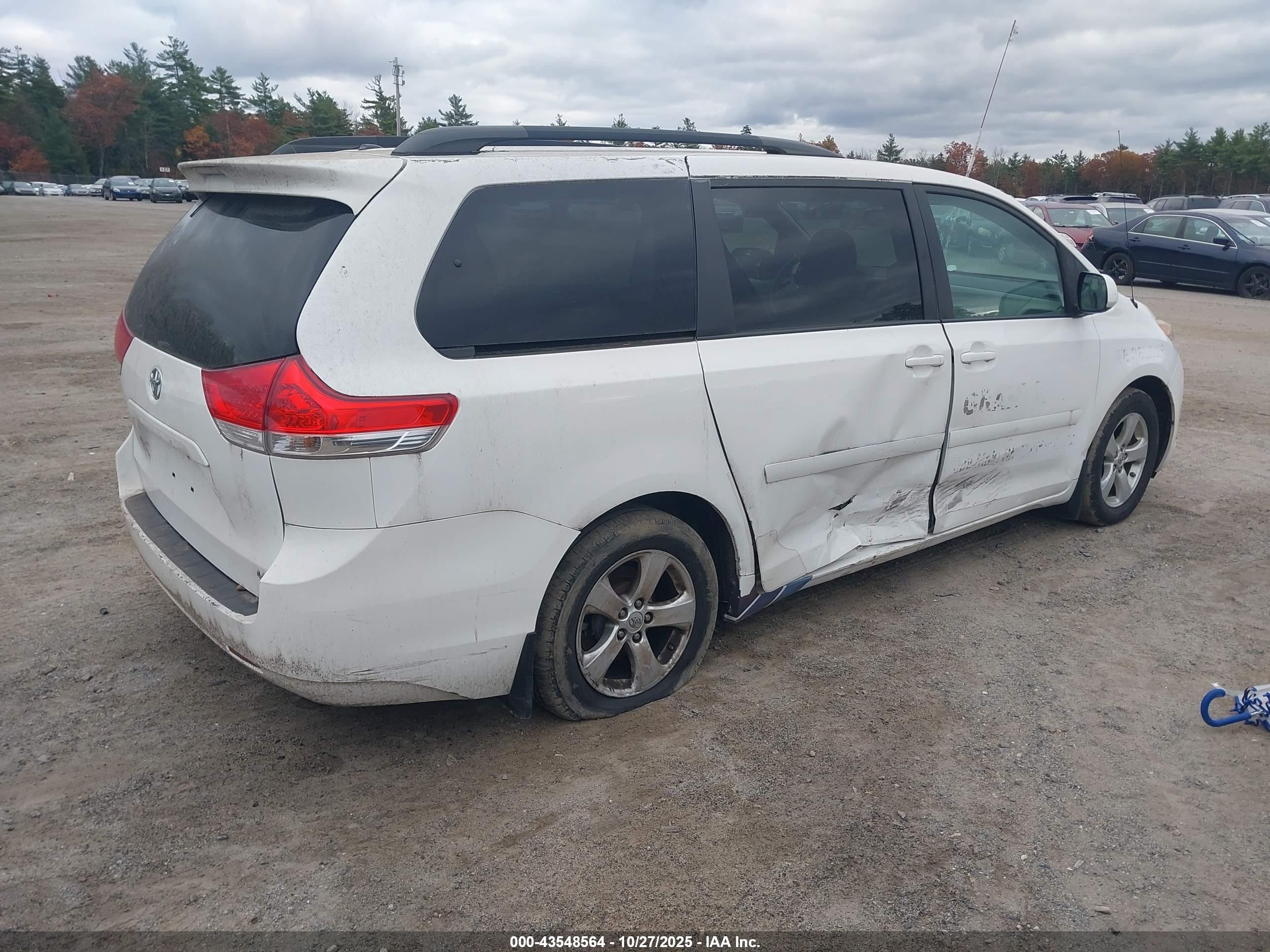 TOYOTA SIENNA image 4