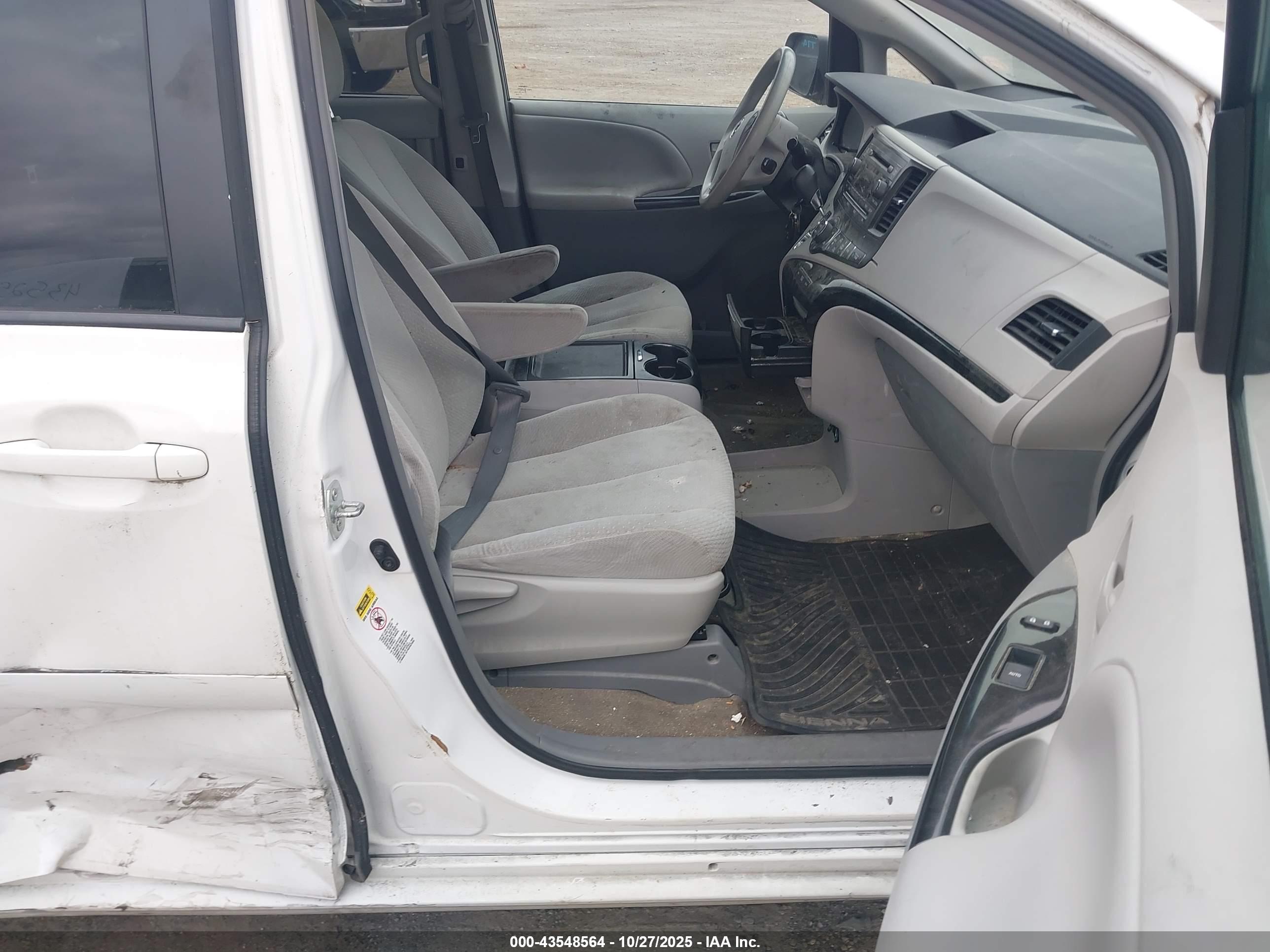 TOYOTA SIENNA image 5