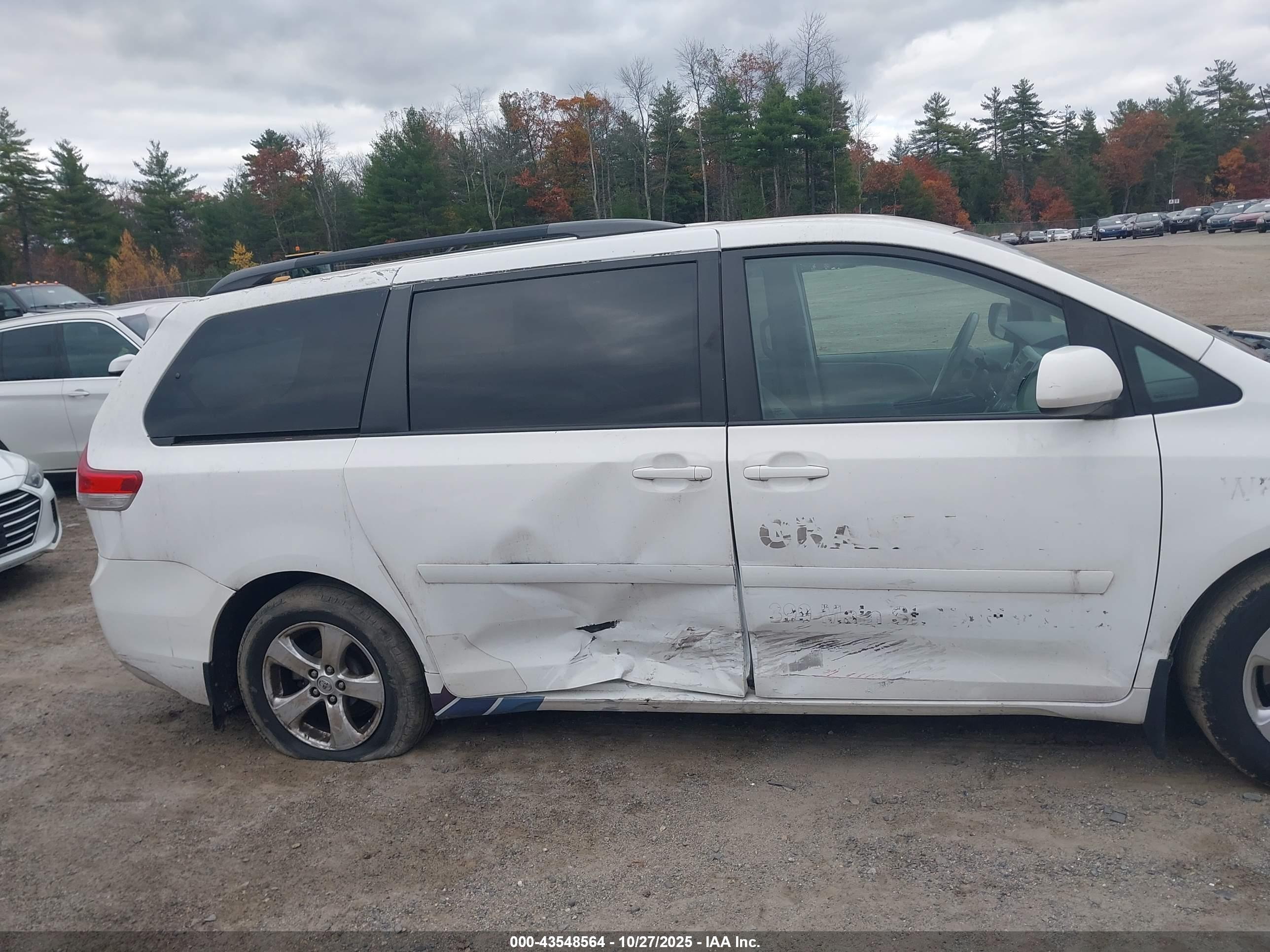 TOYOTA SIENNA image 6