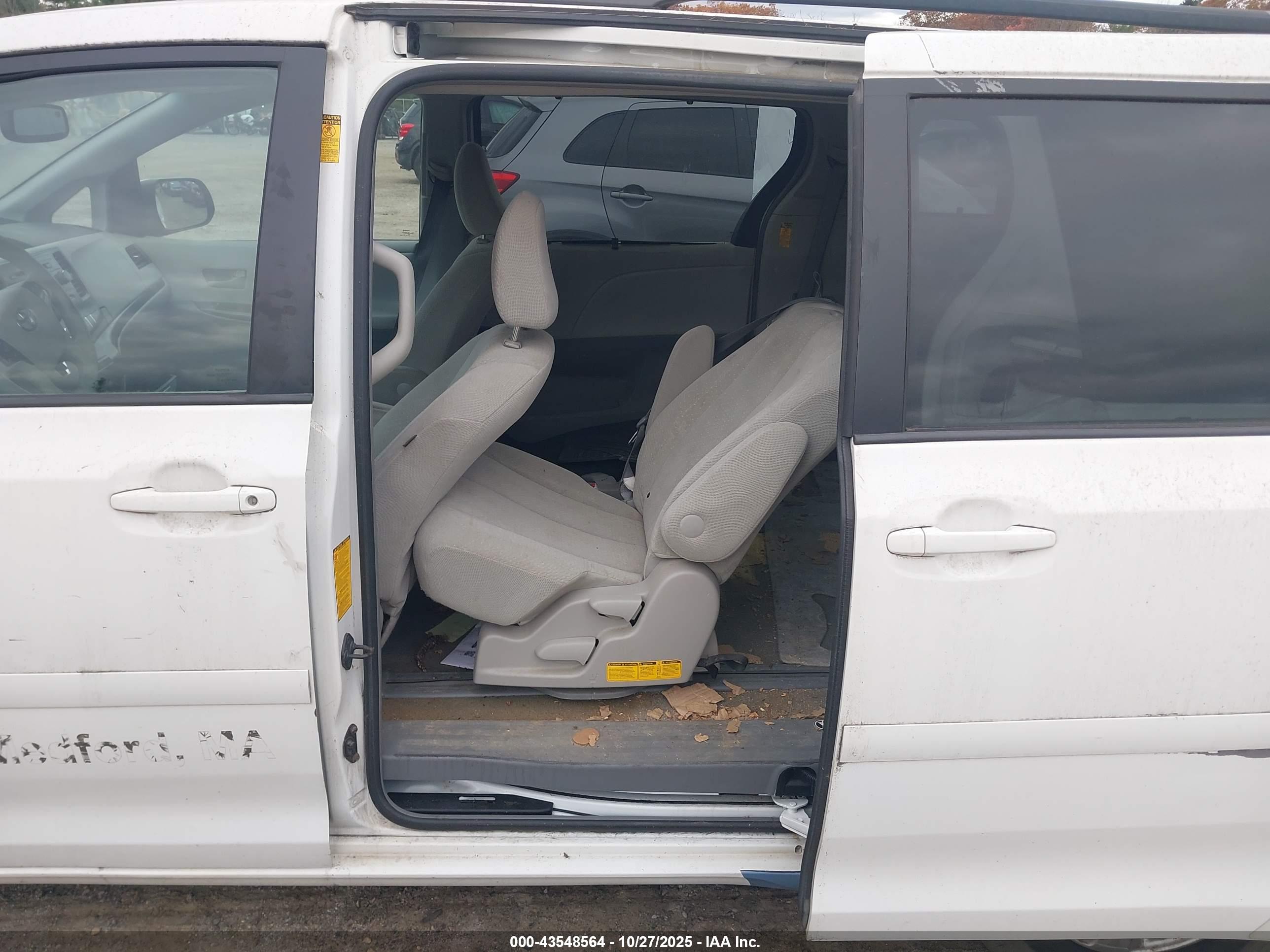TOYOTA SIENNA image 8