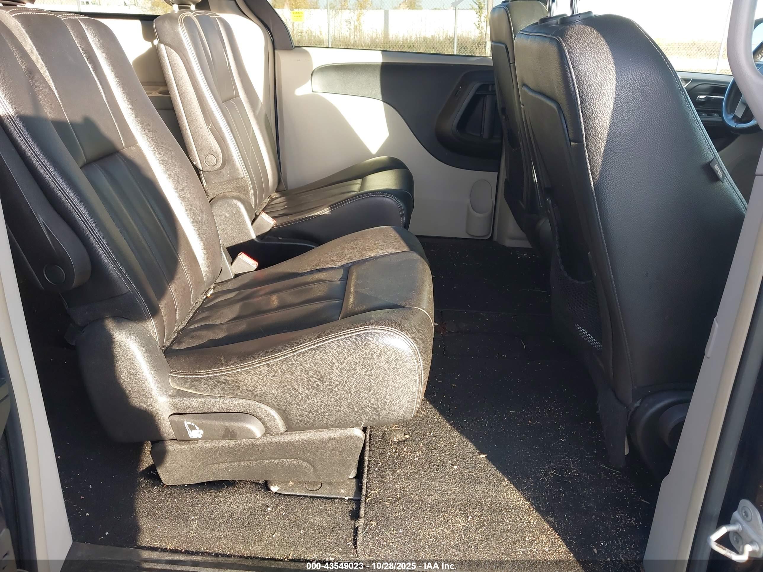 CHRYSLER TOWN image 8