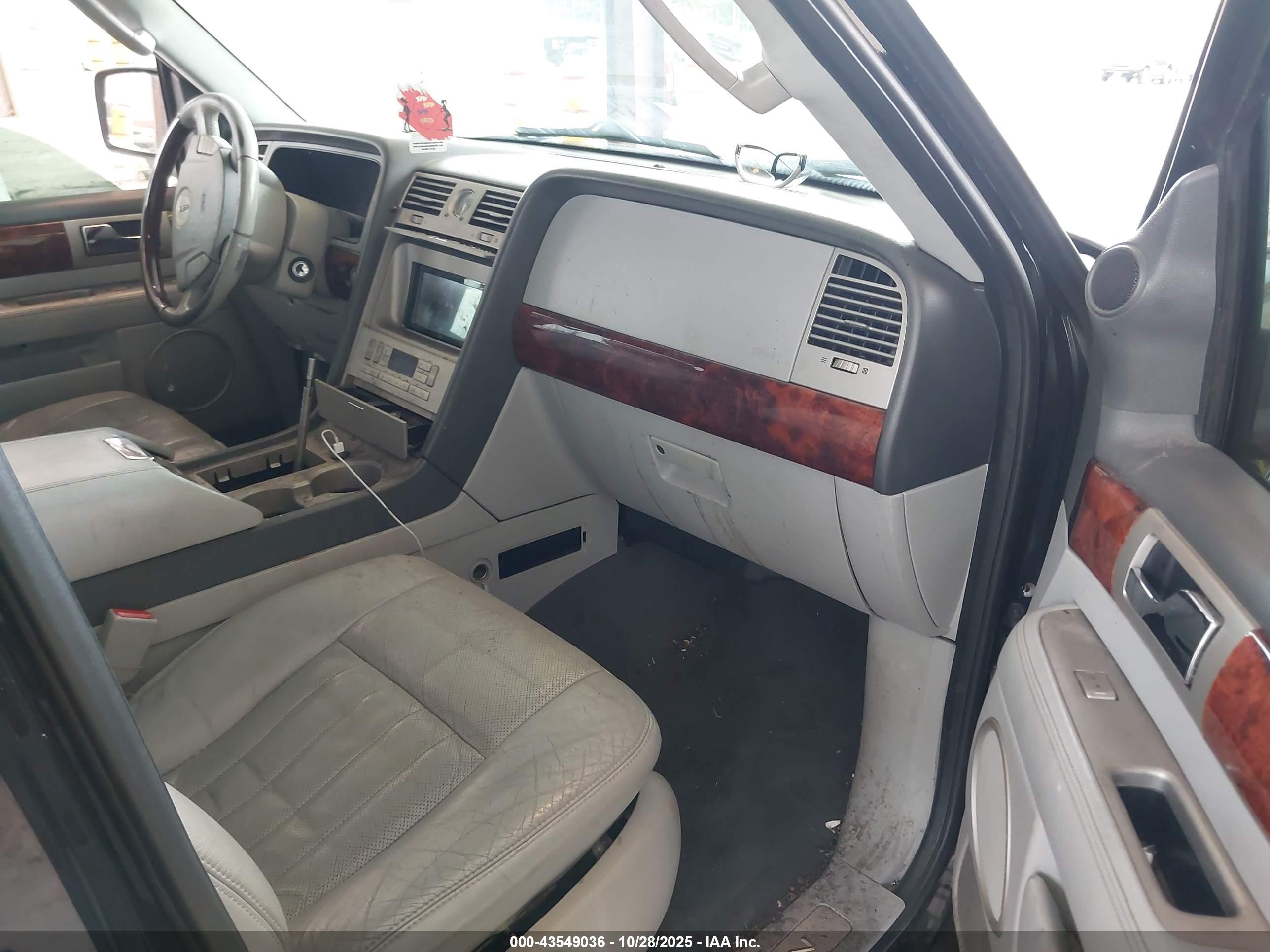 LINCOLN NAVIGATOR image 5