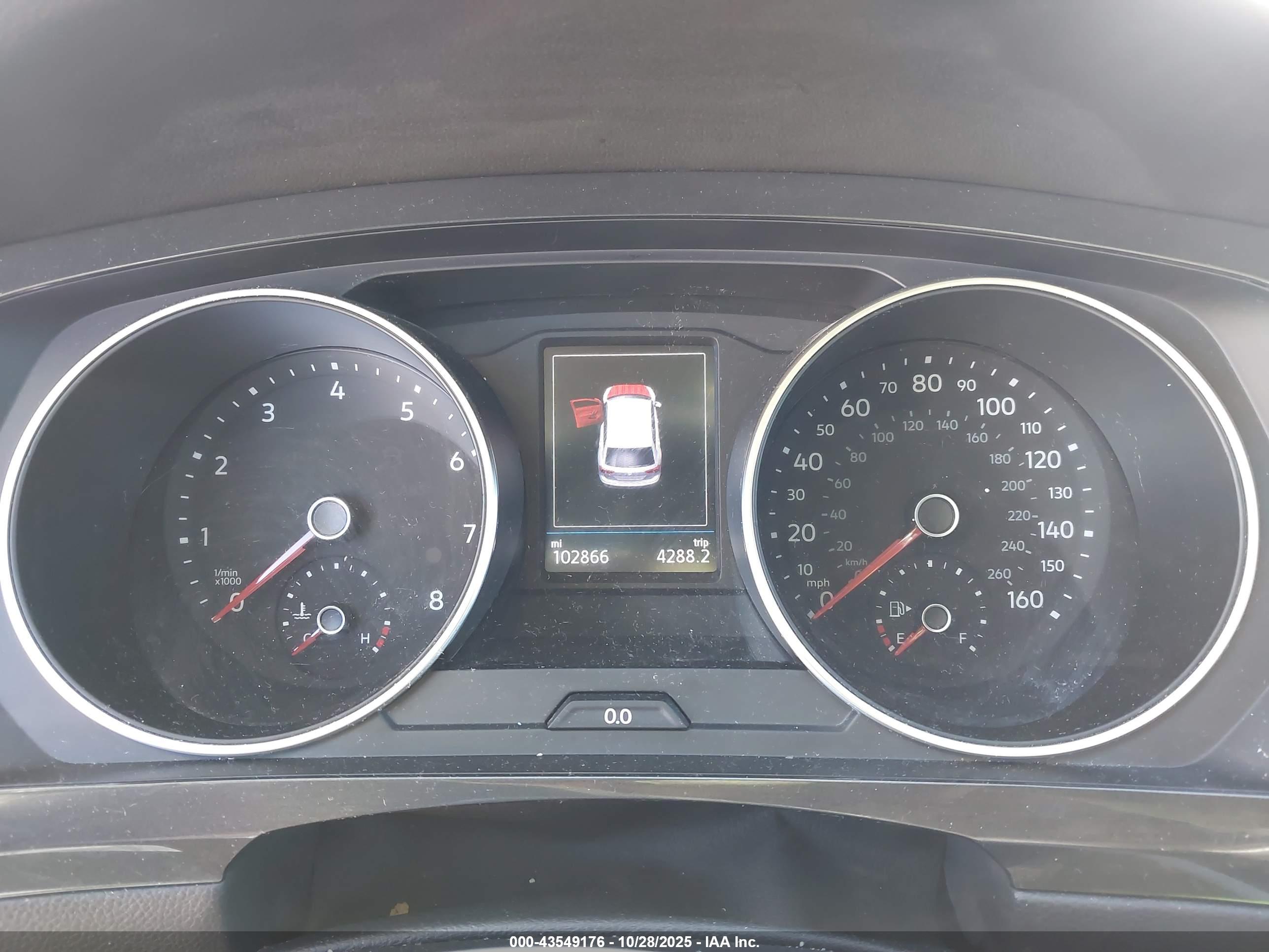VOLKSWAGEN TIGUAN image 7