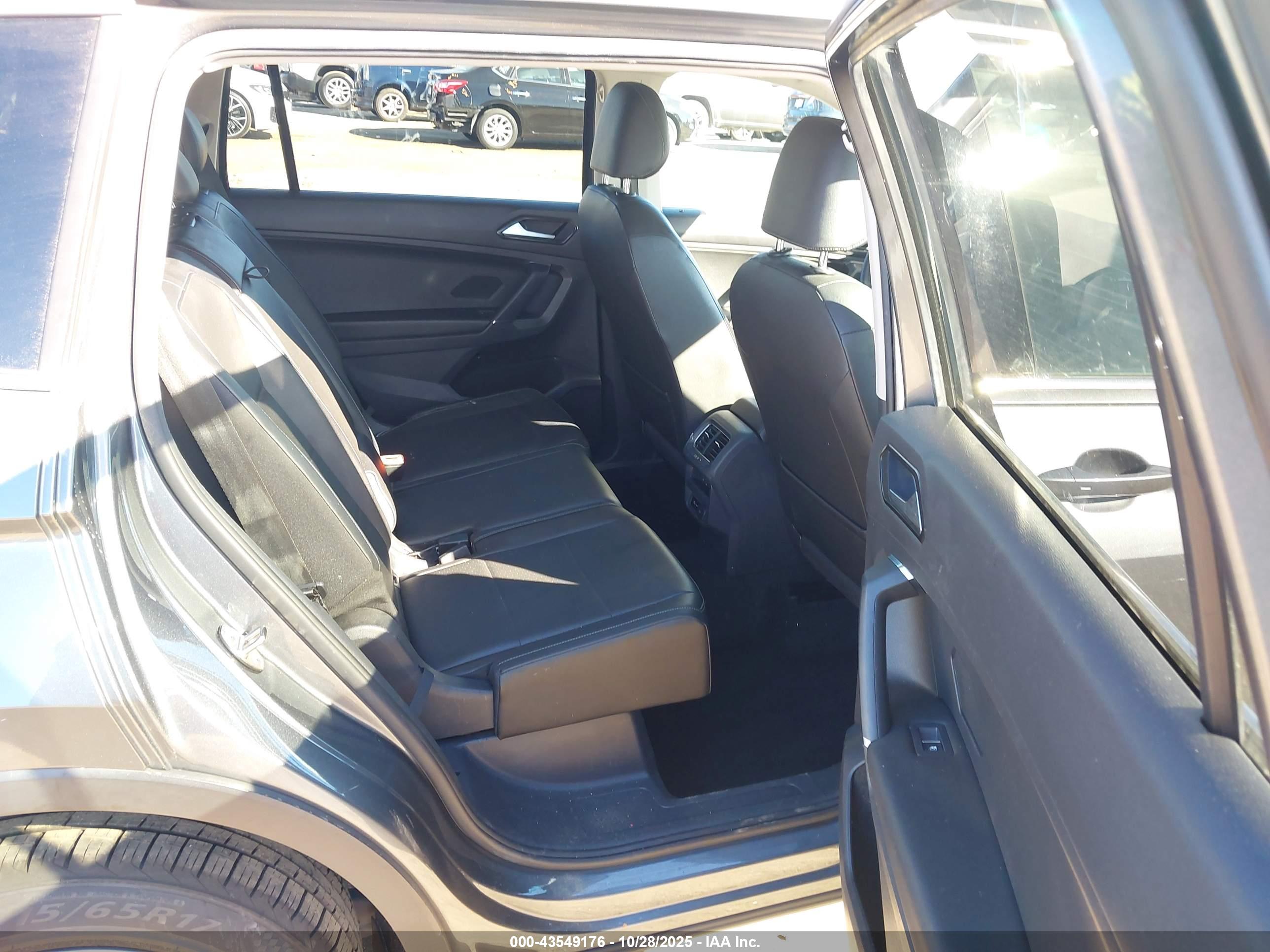 VOLKSWAGEN TIGUAN image 8