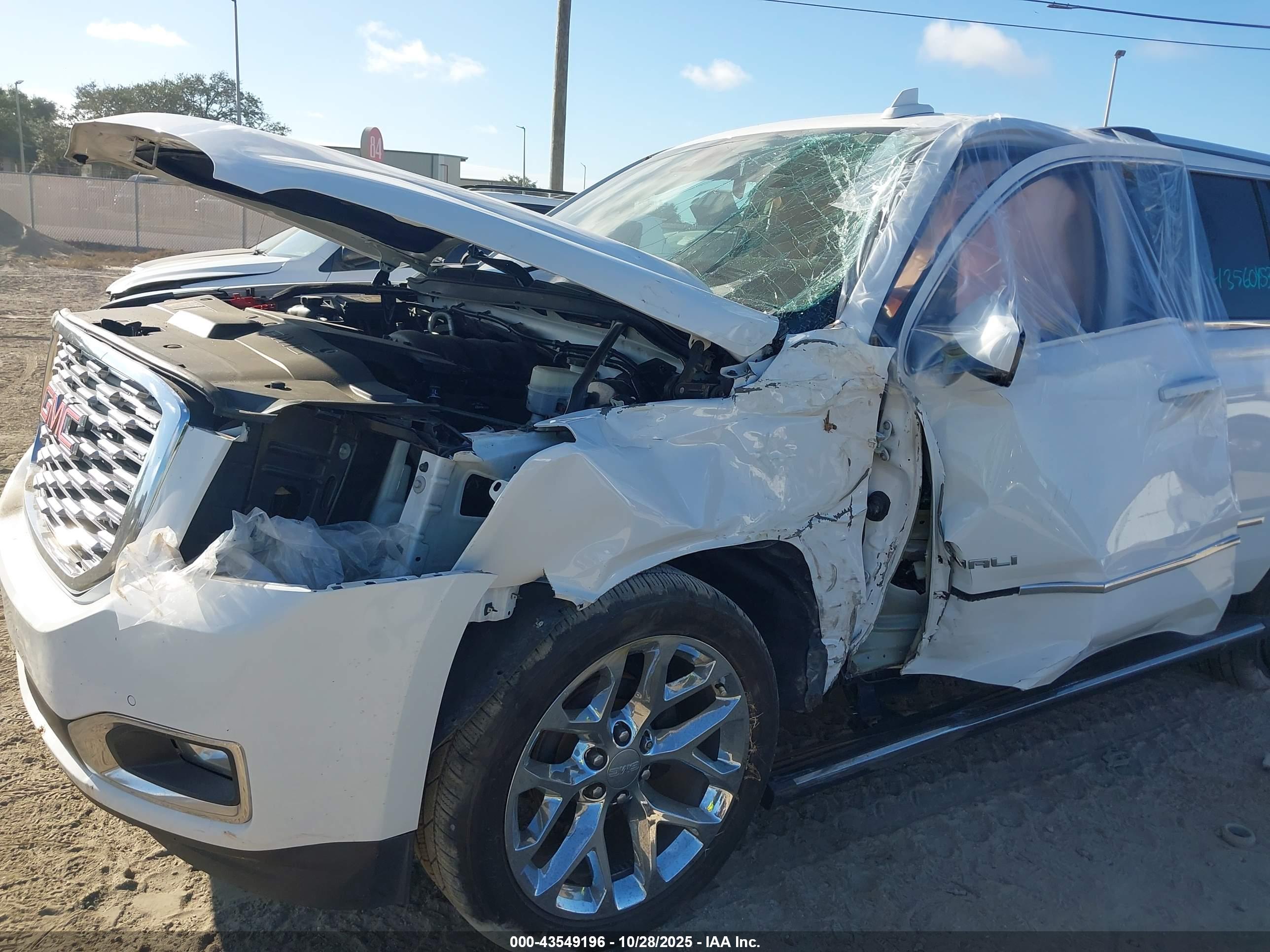 GMC YUKON image 6