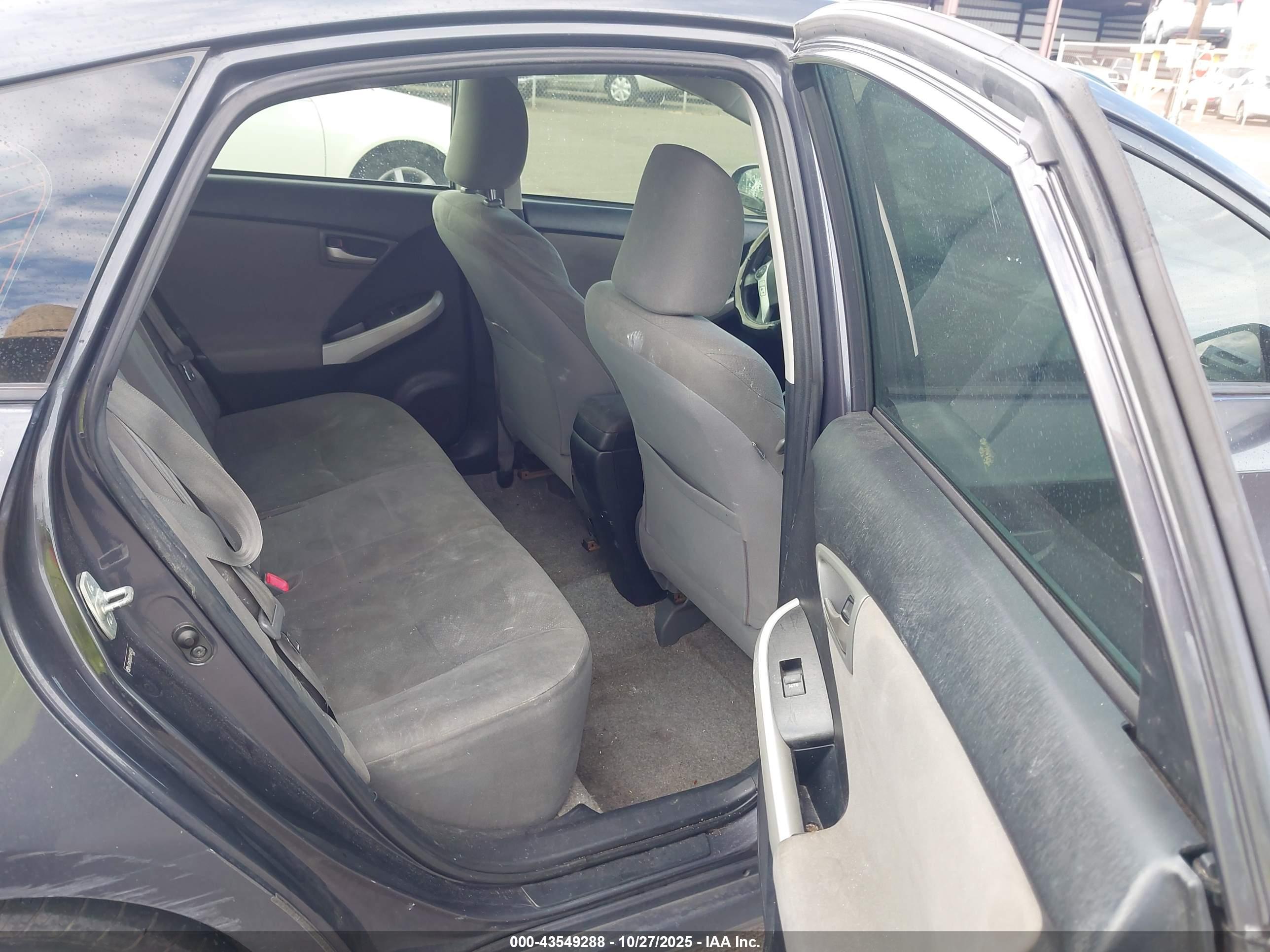 TOYOTA PRIUS image 8