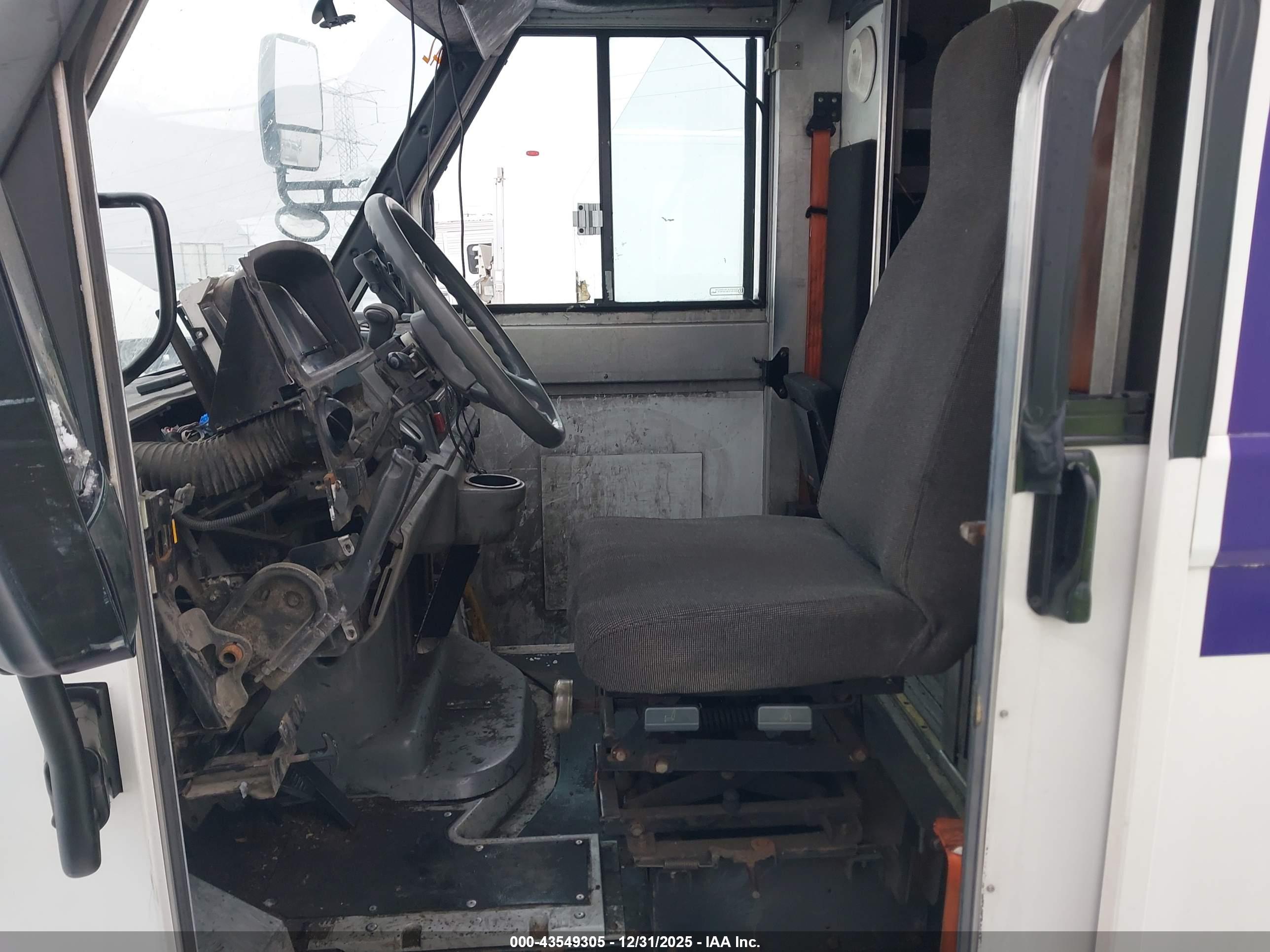 ISUZU REACH image 8