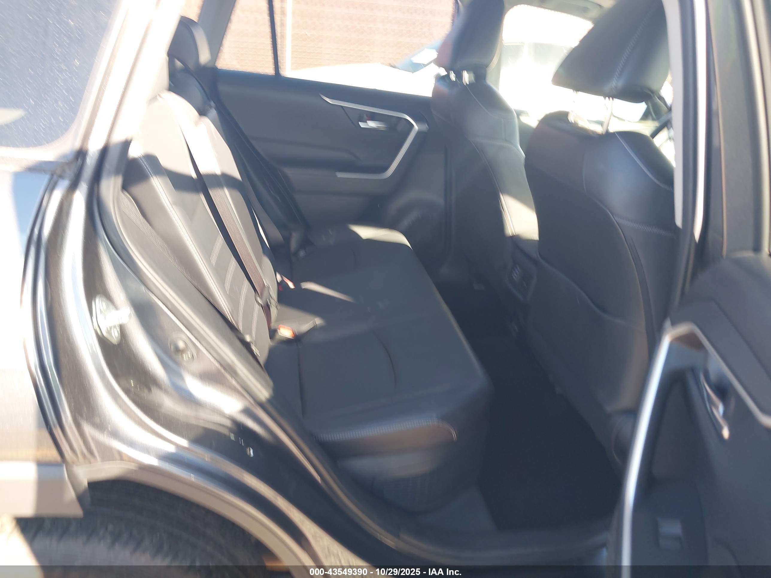 TOYOTA RAV4 image 8