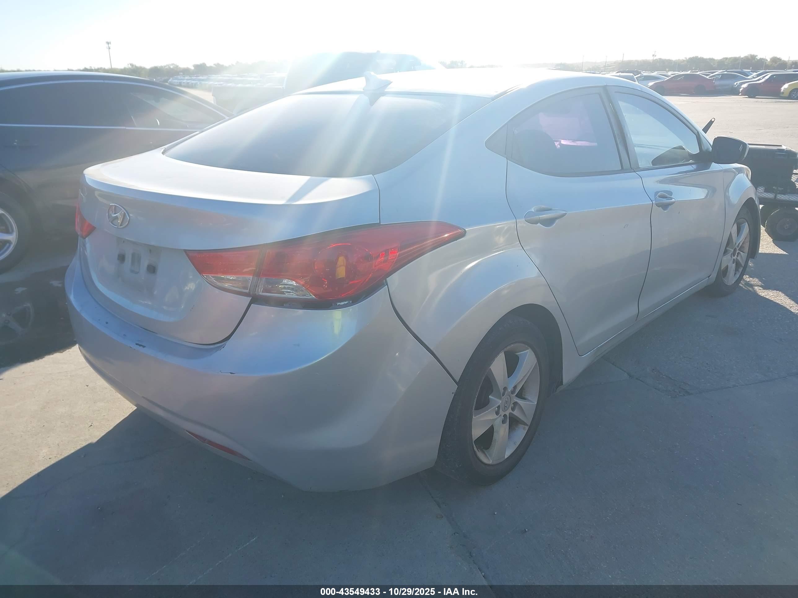 HYUNDAI ELANTRA image 4