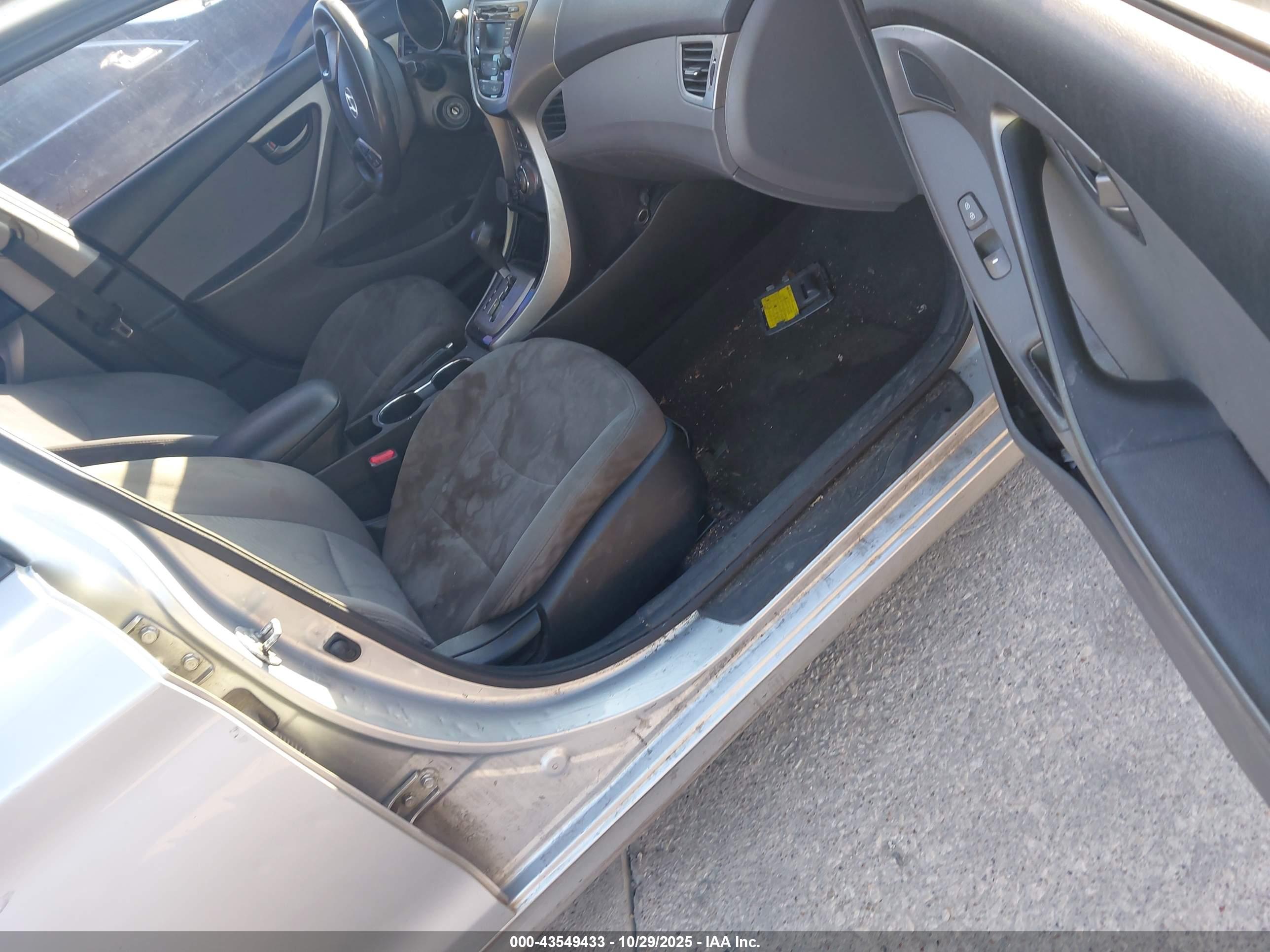 HYUNDAI ELANTRA image 5